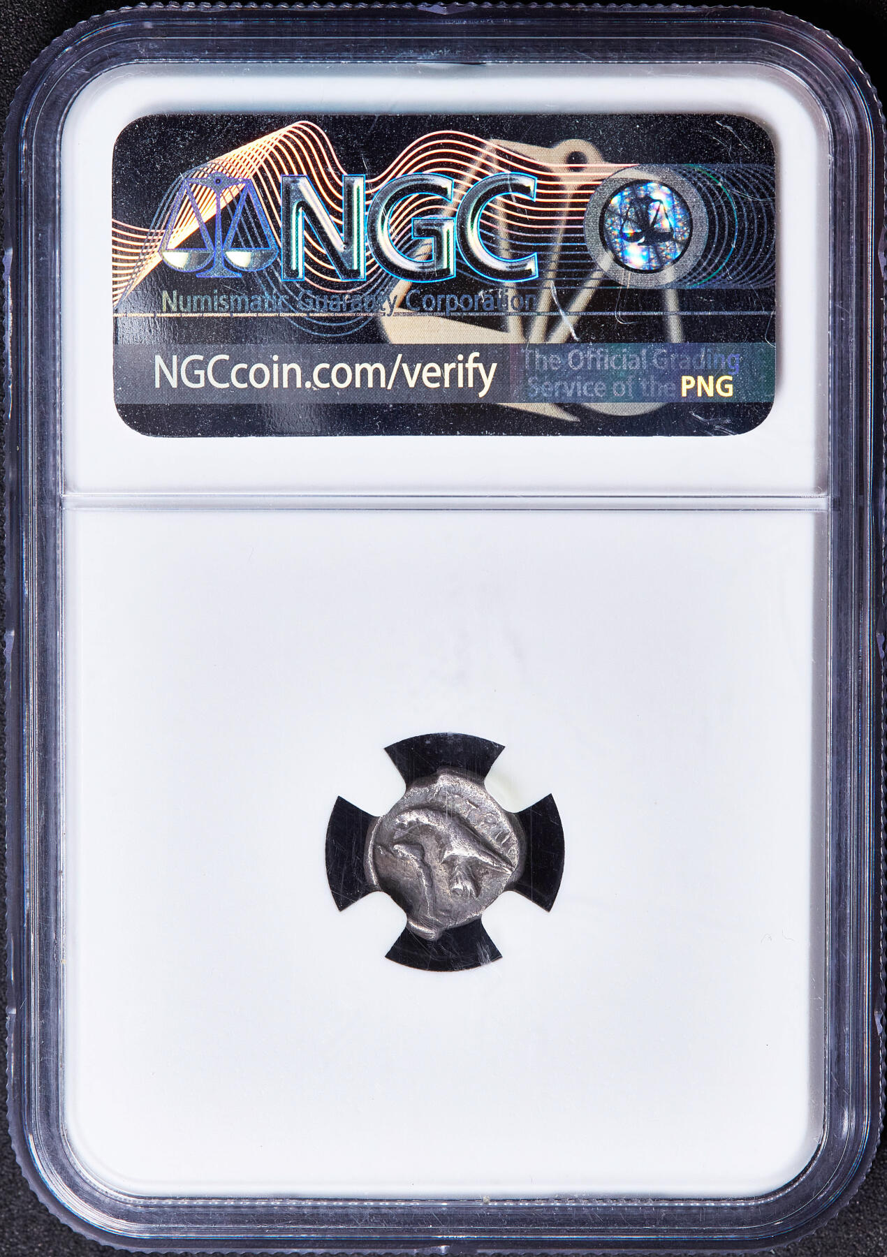 【俄甄集藏】满园春色-2026年(051)04-22星期三 晚 19:30 全场包邮 古希腊莫西亚伊斯特罗斯城公元前4世纪1/4德拉克马双子座兄弟银币，NGC VF，稀有小面值，正面是双子男孩头像象征日出日落，背面鹰啄食海豚，上方币文：伊斯特罗斯，直径：11mm，稀少品种，外盒破损，见详图