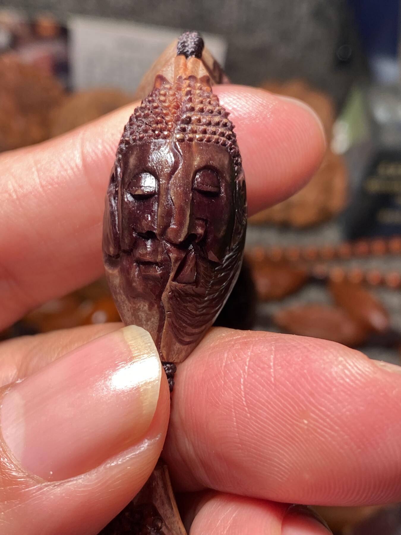 捡漏苏州非物质文化遗产，核雕艺术老苏工 福利孤品苏工核雕纯手工老手艺，老款佛魔紫核一念之间，雕工深峻，个性十足，等待有缘人，尺寸1。65x3.45喜欢的来