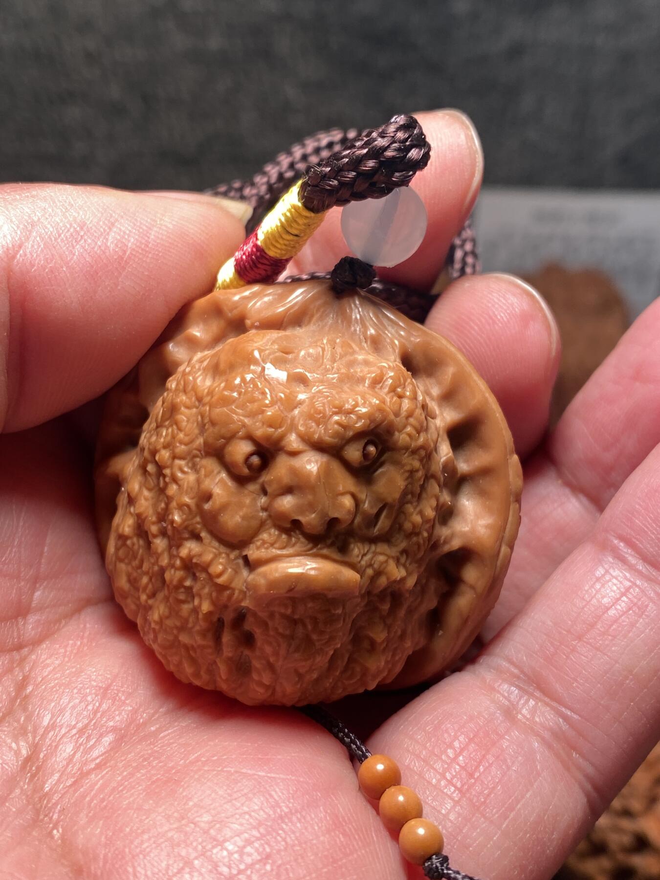 捡漏苏州非物质文化遗产，核雕艺术老苏工 福利苏工核雕，纯手工雕刻,核桃老苏工留刀痕双面禅道手把件，个性十足，等待有缘人，市场无同款，尺寸4。2喜欢的来