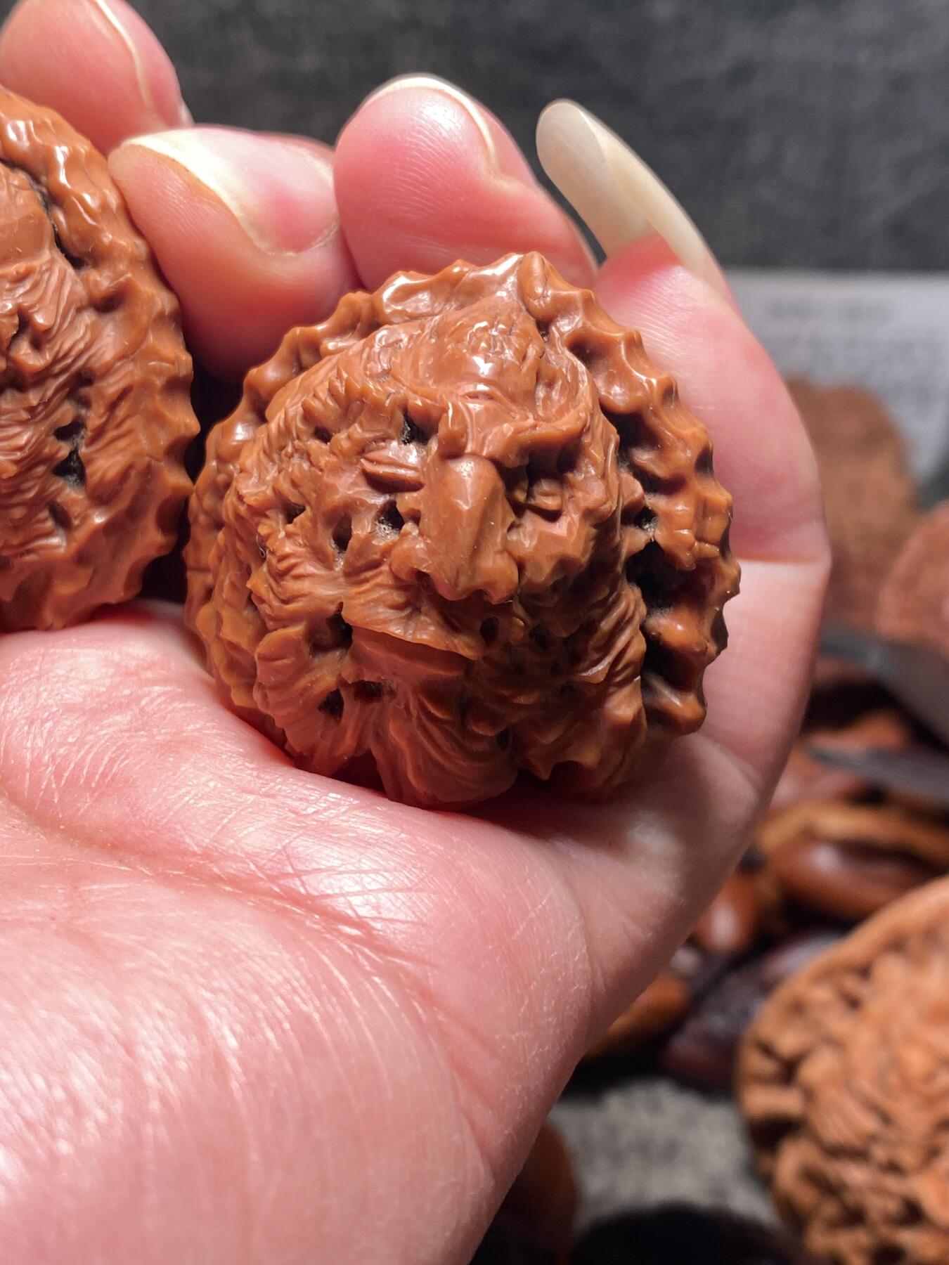 捡漏苏州非物质文化遗产，核雕艺术老苏工 福利苏工核雕，纯手工雕刻,核桃老苏工留刀痕钟馗百态，个性十足，等待有缘人，市场无同款，尺寸3。9喜欢的来