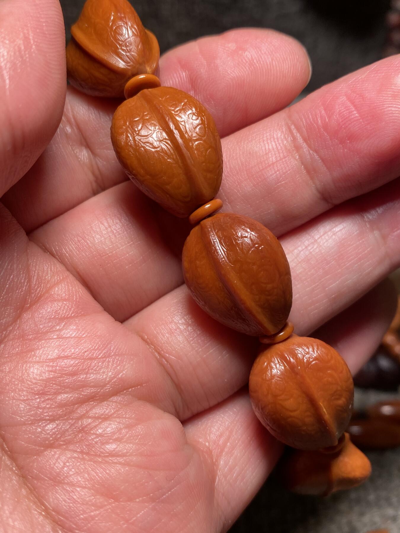 捡漏苏州非物质文化遗产，核雕艺术老苏工 福利苏工核雕，纯手工回纹铁核鱼背，10年老料，个性十足，等待有缘人，市场无同款，尺寸1。68x2.1左右喜欢的来