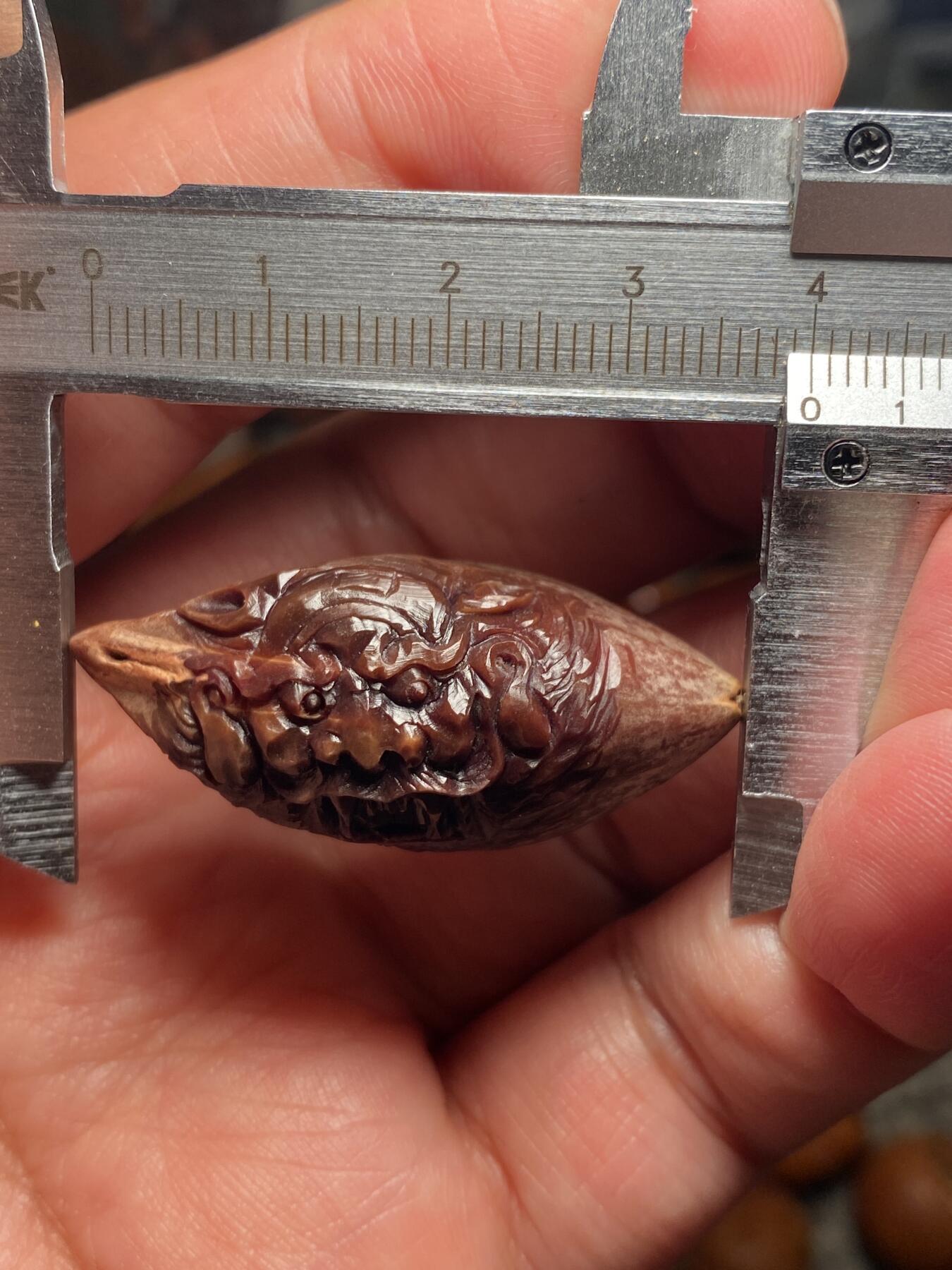 捡漏苏州非物质文化遗产，核雕艺术老苏工 福利苏工核雕纯手工老手艺横版紫核钟馗，雕工深峻，个性十足，等待有缘人，尺寸1。9x4.0喜欢的来