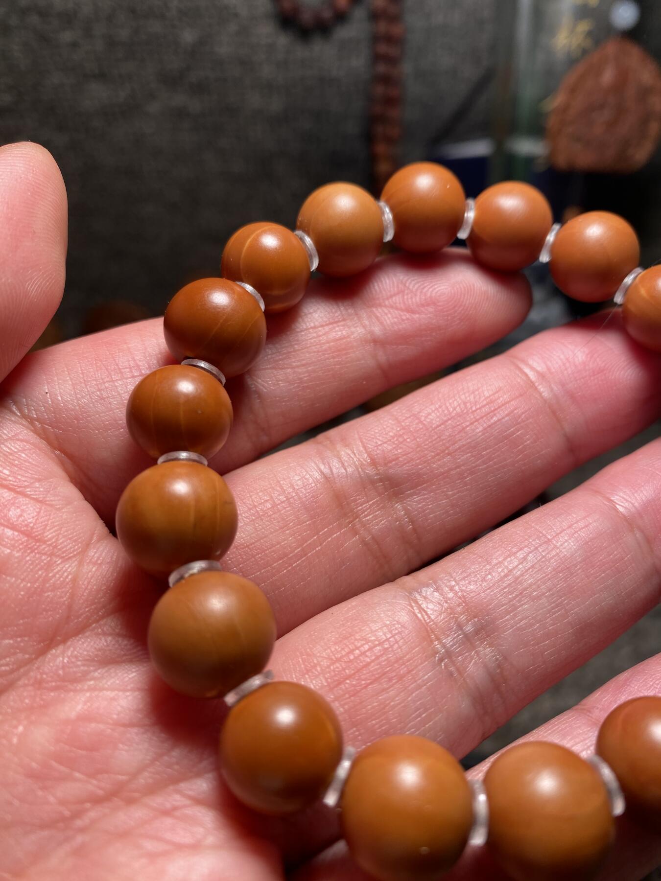 捡漏苏州非物质文化遗产，核雕艺术老苏工 福利苏工核雕纯手工铁核小正圆手串，个性十足，等待有缘人，尺寸1。15左右喜欢的来，二个字便宜，少花冤枉钱，不还价