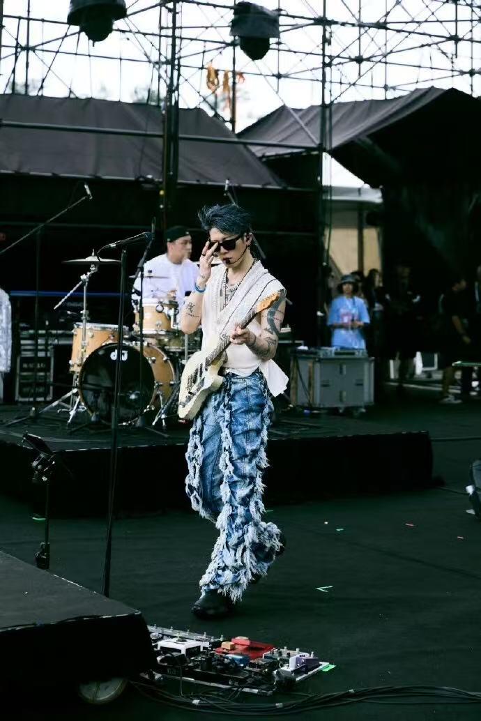 零元拍：武士吉他手，跨越次元摇滚狼人·石原贵雅（Miyavi）签名泽田本家铜锣烧收藏卡！