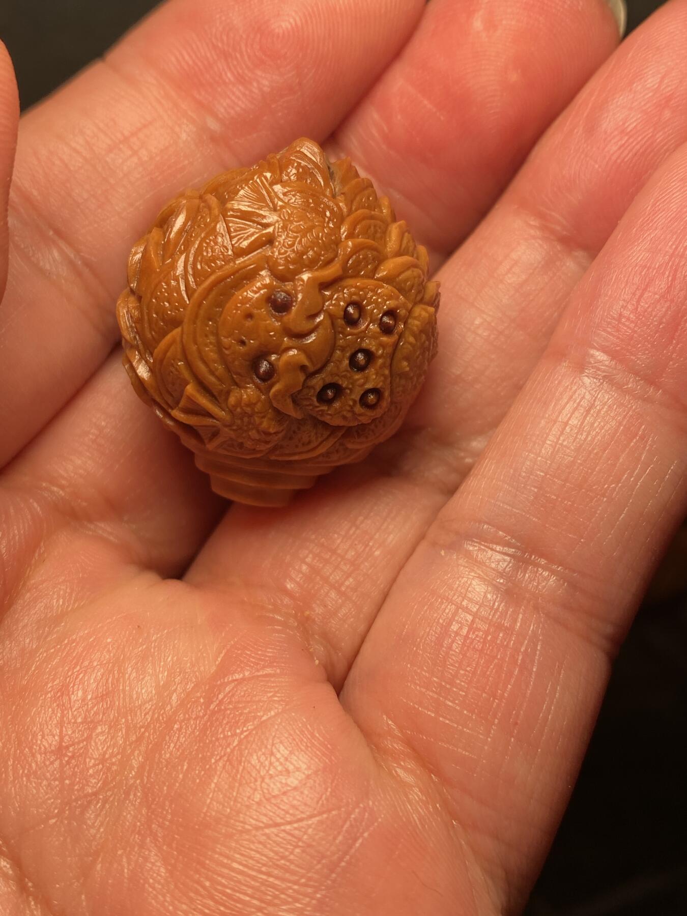 捡漏苏州非物质文化遗产，核雕艺术老苏工 福利苏工核雕纯手工铁核金蟾三通，雕工深峻，个性十足，等待有缘人，尺寸2。8x3.0目前核界最大尺寸喜欢的来