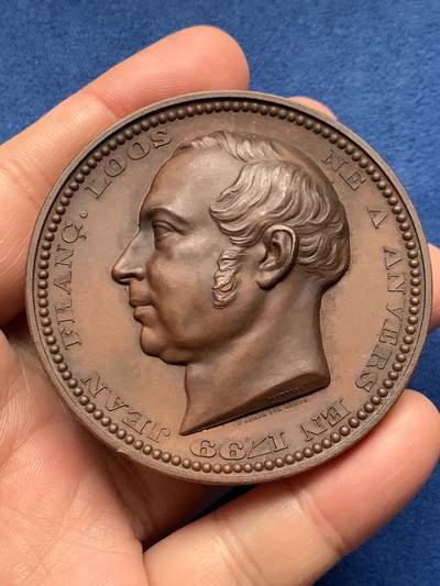 《竞宝斋》第479场 周日，周一 2场连拍 （全场包邮）20级店铺 欢迎送拍 - 比利时王国让-弗朗索瓦大铜章，1859年铸造，高浮雕底板光洁，未使用状态！材质：青铜。数据约：直径59.8毫米，重92.7克。正面：左侧面胸像，展现卢斯庄重的政治家形象。铭文：“让-弗朗索瓦·卢斯 1799年生于安特卫普”。背面：月桂叶编织的宽幅花环，铭文：安特卫普市长及代表1859年。少见品种。艺术性强！细节见图