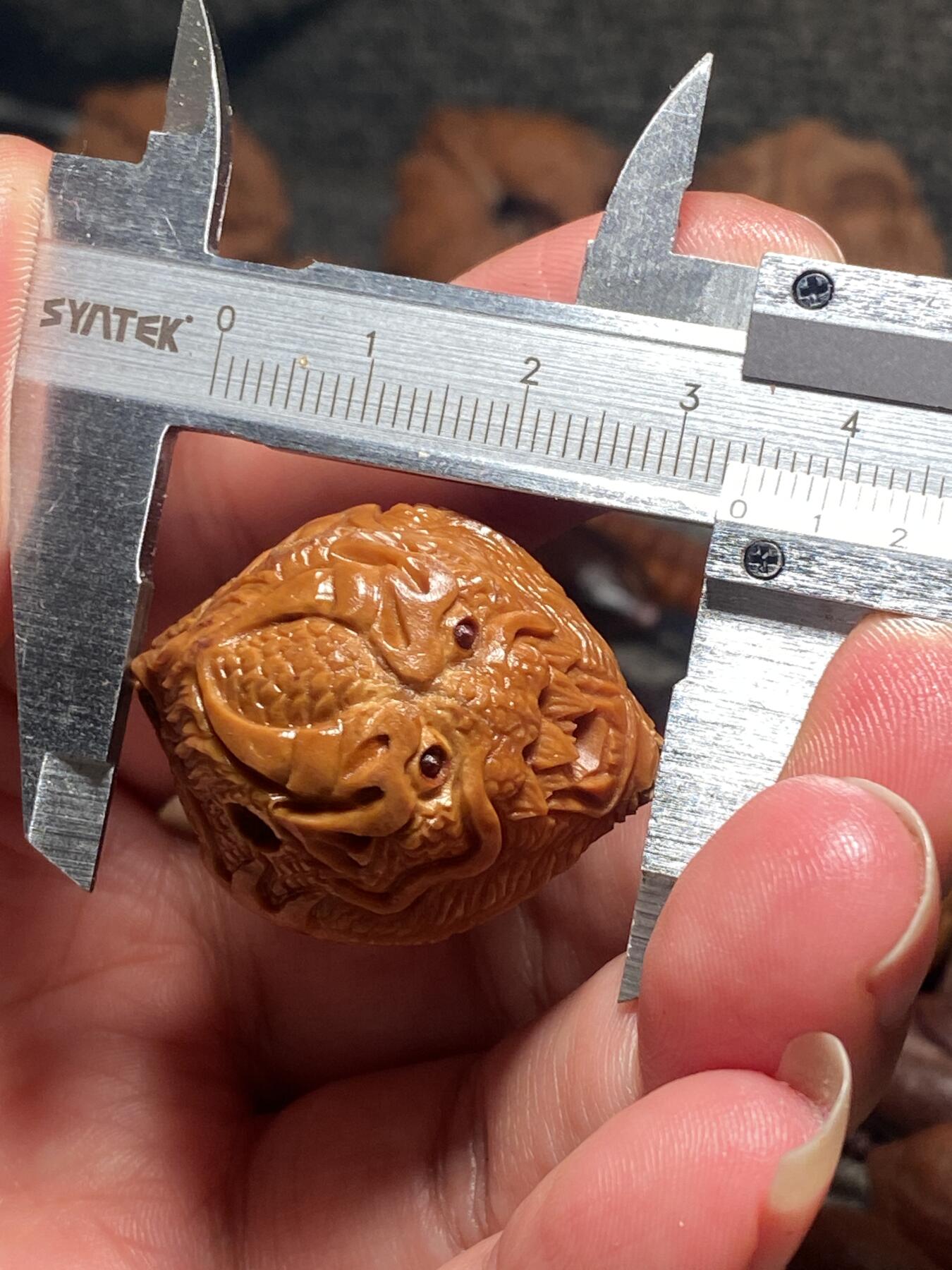 捡漏苏州非物质文化遗产，核雕艺术老苏工 福利苏工核雕纯手工龙行天下单籽，雕工深峻，个性十足，等待有缘人，尺寸2.8x3.45喜欢的来