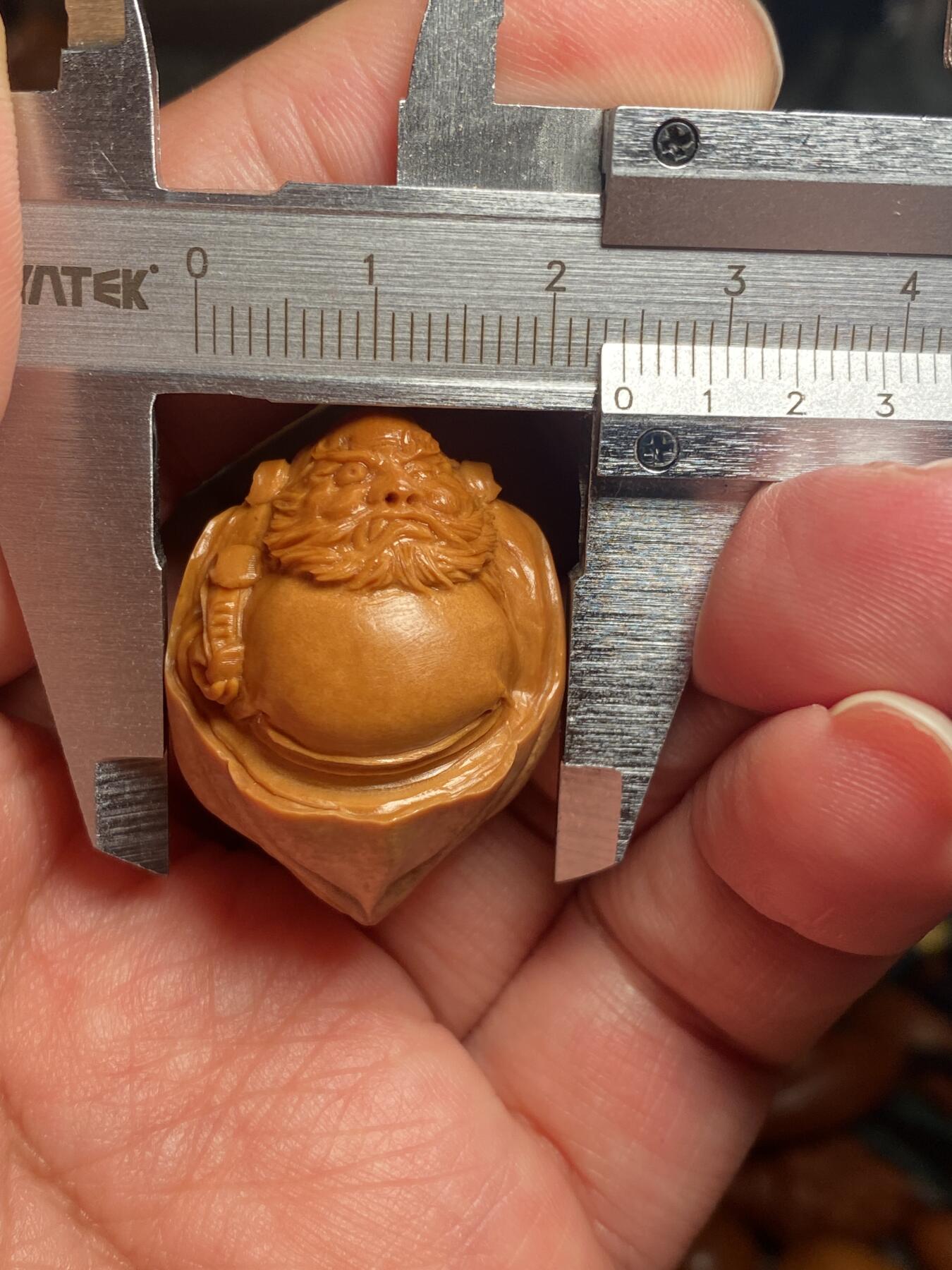 捡漏苏州非物质文化遗产，核雕艺术老苏工 福利苏工核雕纯手工钟馗单籽，雕工深峻，个性十足，等待有缘人，尺寸2.4x3。15喜欢的来