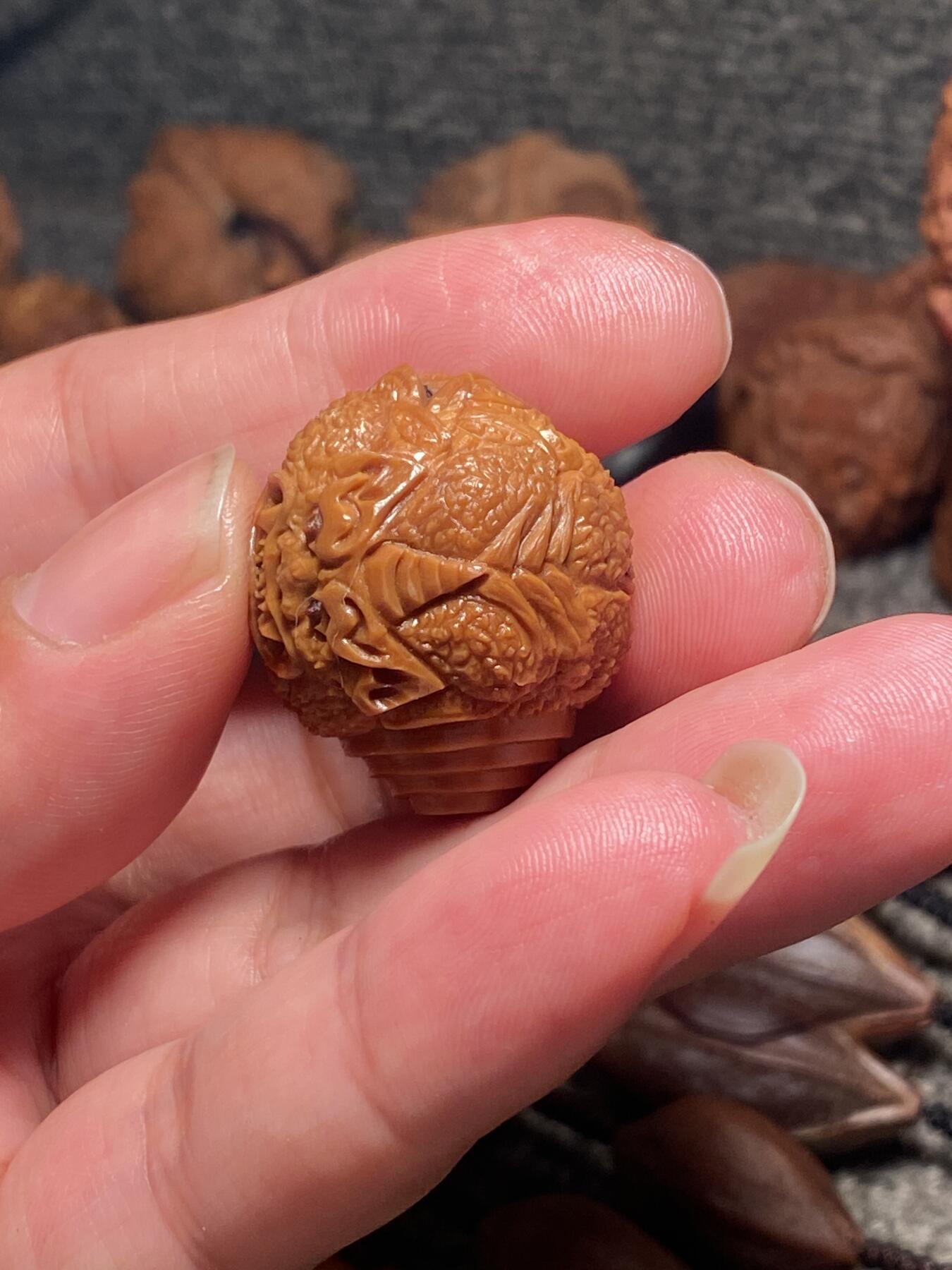 捡漏苏州非物质文化遗产，核雕艺术老苏工 福利苏工核雕纯手工独角吞金兽三通，雕工深峻，个性十足，等待有缘人，尺寸2.65x22.98,目前核界最大尺寸喜欢的来