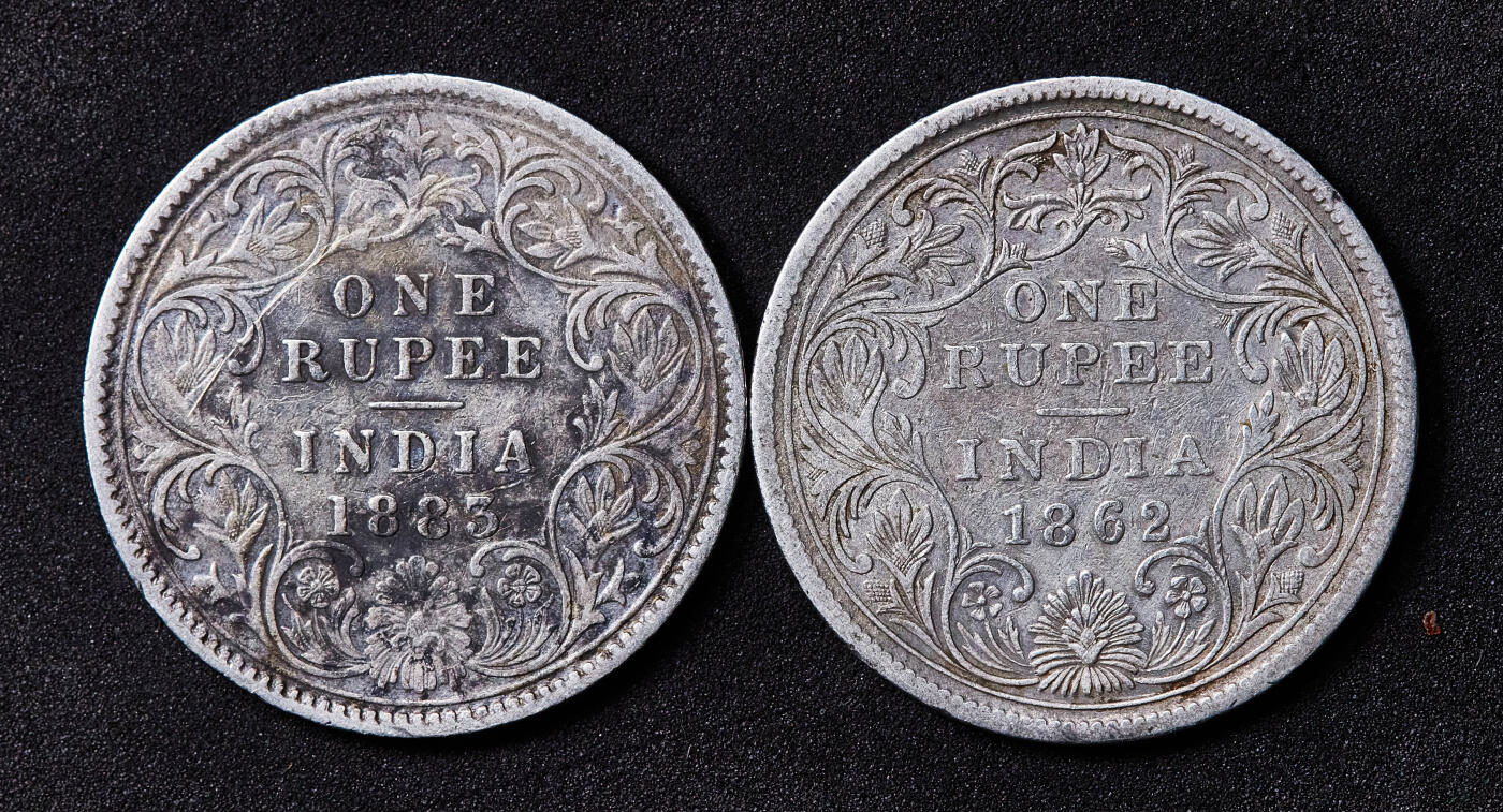 【俄甄集藏】满园春色-2026年(051)04-22星期三 晚 19:30 全场包邮 英属印度1862/1883年维多利亚高冠版1卢比银币2枚一对