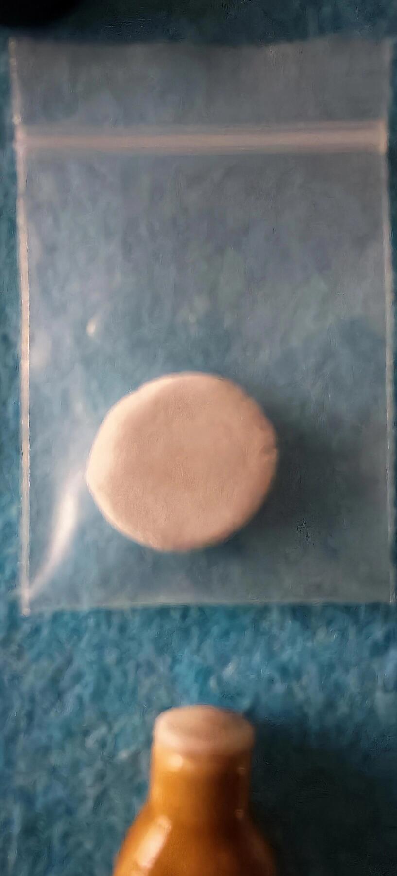 4月17日 🌏全球币章 泛品：大铜章支架2个（60-100㎜适用）+10元马年纪念币1枚+5元武夷山纪念币1枚+天然玛瑙石1枚+老式瓷药瓶1个+单面石膏玩具币1枚+2017年1分硬币1枚