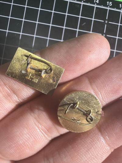 古冰库章牌勋赏收藏0起拍卖 毛章一组