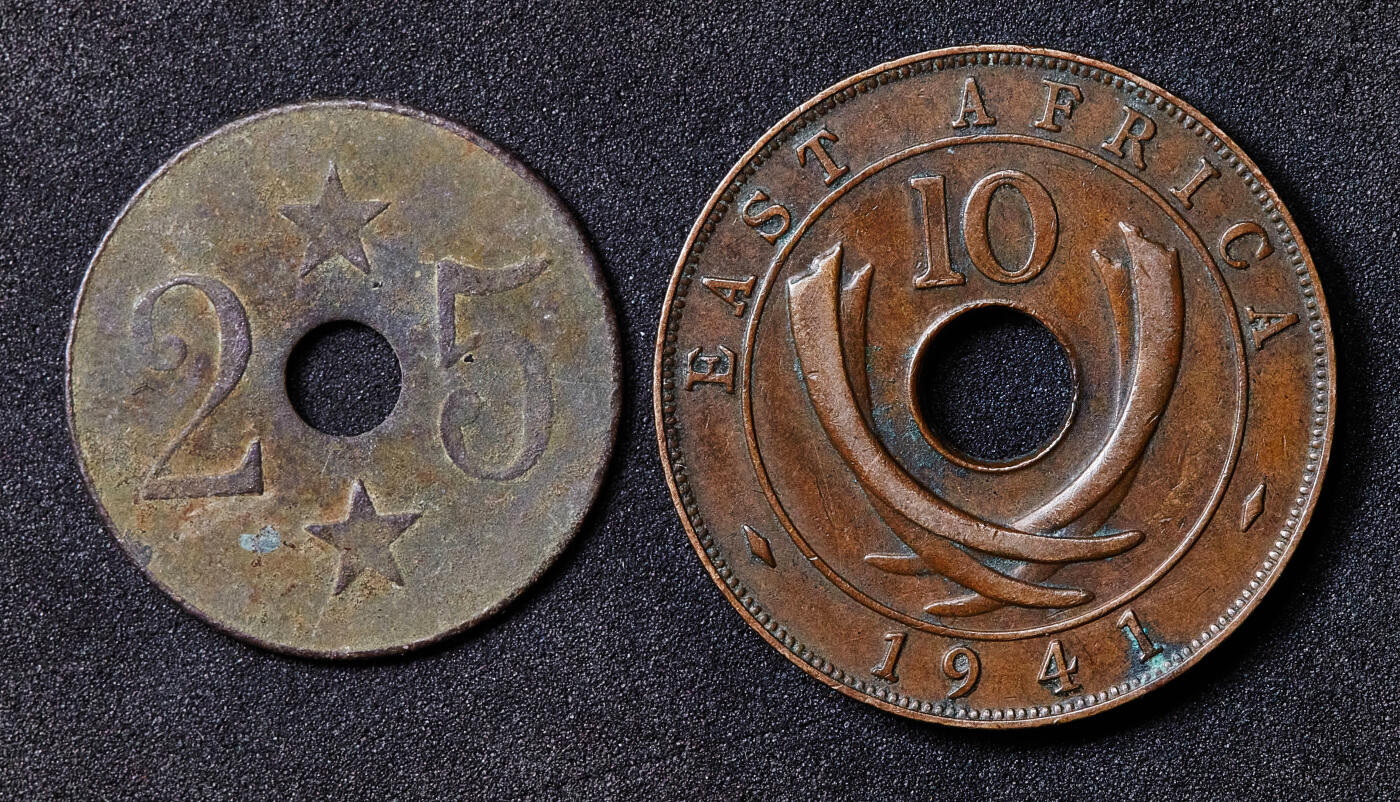 【俄甄集藏】满园春色-2026年(051)04-22星期三 晚 19:30 全场包邮 法属印度支那1919年广宁省25萨佩克（1 Sapeques=2/1000法郎=当二）煤矿代用铜币（稀有）+英属东非1941年乔治六世中孔10分铜币2枚一组