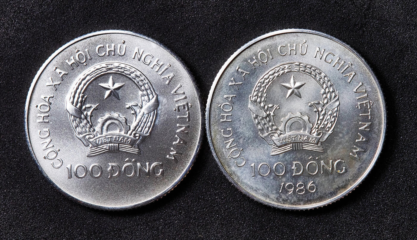 【俄甄集藏】满园春色-2026年(051)04-22星期三 晚 19:30 全场包邮 越南1986年纪念墨西哥世界杯、88年韩国汉城奥运会-击剑100盾银币2枚一组，单枚重量均为：12克，999银，发行量均为：5000枚