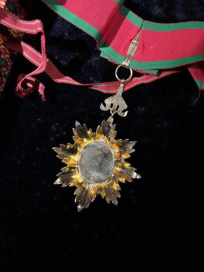 戎马世界章牌大赏第115期 柬埔寨王冠勋章，现代版