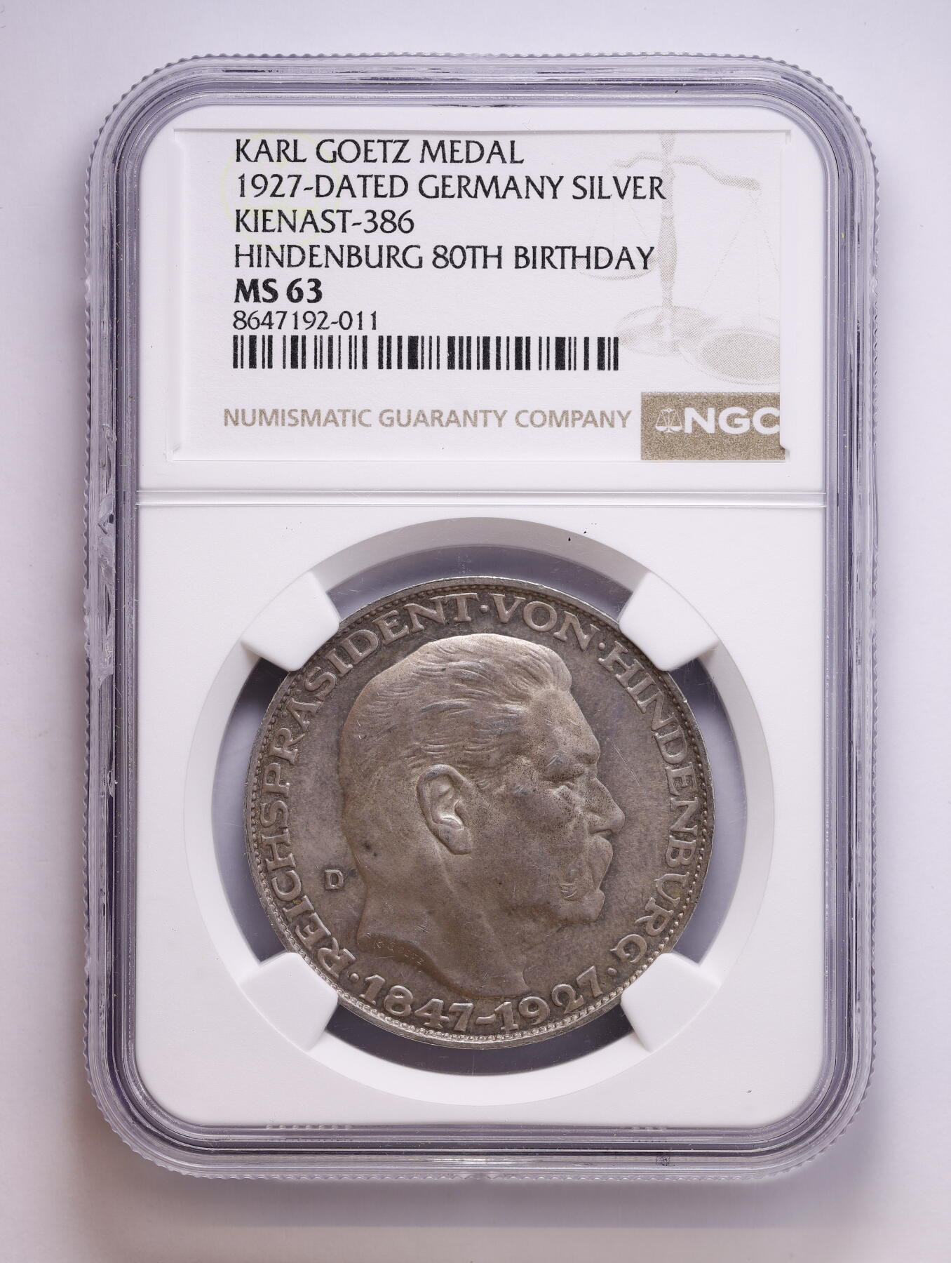 观钱 近现代机制币拍卖No.008（全场顺丰包邮，不区分偏远地区）  1927 年德国魏玛共和国 卡尔・戈茨（Karl Goetz）兴登堡总统 80 岁诞辰纪念银章（KIENAST-386） NGC MS63 淡粉包浆 传奇币章雕刻大师卡尔・戈茨（Karl Goetz）作品 盒子保护圈有磕，介意勿拍