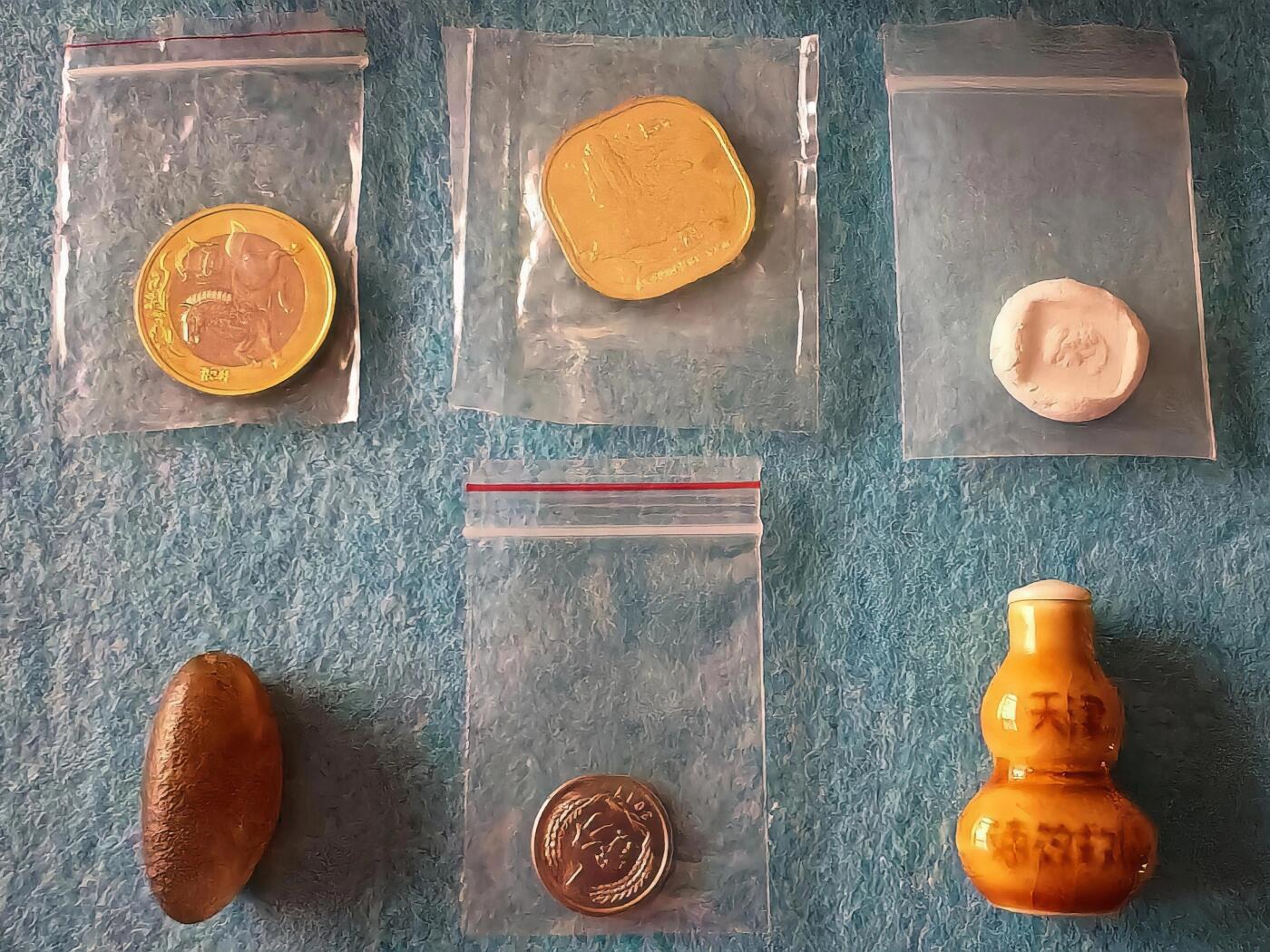 4月17日 🌏全球币章 泛品：大铜章支架2个（60-100㎜适用）+10元马年纪念币1枚+5元武夷山纪念币1枚+天然玛瑙石1枚+老式瓷药瓶1个+单面石膏玩具币1枚+2017年1分硬币1枚