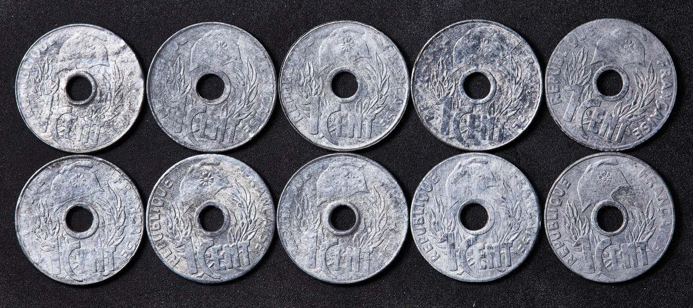 【俄甄集藏】满园春色-2026年(051)04-22星期三 晚 19:30 全场包邮 法属印度支那1941年帽圈版中孔1分锌币10枚一组，基本都是未流通品相