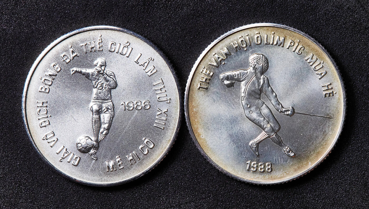 【俄甄集藏】满园春色-2026年(051)04-22星期三 晚 19:30 全场包邮 越南1986年纪念墨西哥世界杯、88年韩国汉城奥运会-击剑100盾银币2枚一组，单枚重量均为：12克，999银，发行量均为：5000枚