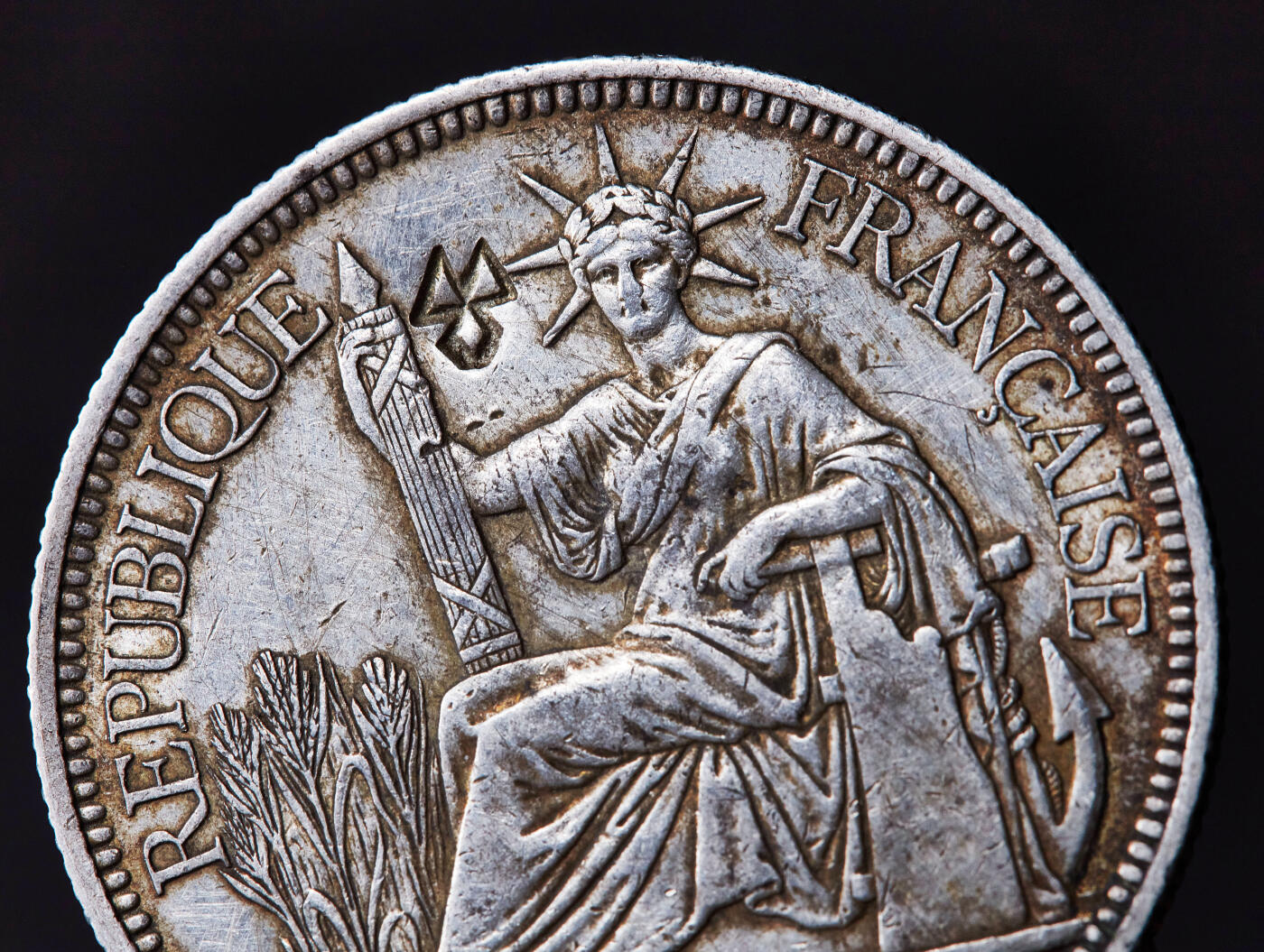 【俄甄集藏】满园春色-2026年(051)04-22星期三 晚 19:30 全场包邮 法属印度支那1900年A版1皮阿斯特坐洋大银币，黄油彩包浆，打戳