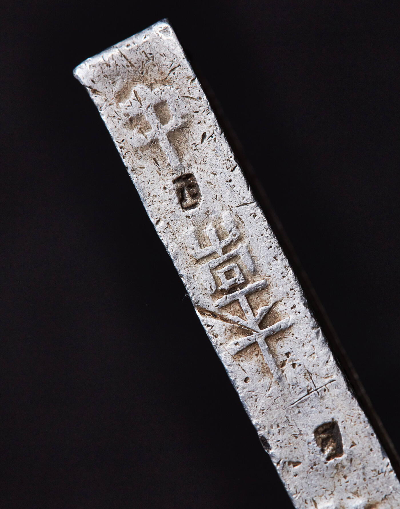 【俄甄集藏】满园春色-2026年(051)04-22星期三 晚 19:30 全场包邮 安南1802-1820年高祖阮福映“嘉隆年造·官银一两”银条，原味状态，稀少品种，高：43mm，宽：12mm，厚：7mm，重量：38.2克，名誉品种