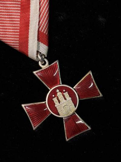 戎马世界章牌大赏第115期 德国汉萨同盟汉堡十字奖章，下臂珐琅有内裂，上挂后配