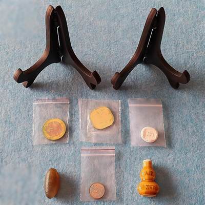 4月17日 🌏全球币章 - 泛品：大铜章支架2个（60-100㎜适用）+10元马年纪念币1枚+5元武夷山纪念币1枚+天然玛瑙石1枚+老式瓷药瓶1个+单面石膏玩具币1枚+2017年1分硬币1枚