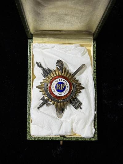 戎马世界章牌大赏第115期 法国参议院议员章，五共版，银制，五共版极其少见，其少见程度远少于三共和众议员的