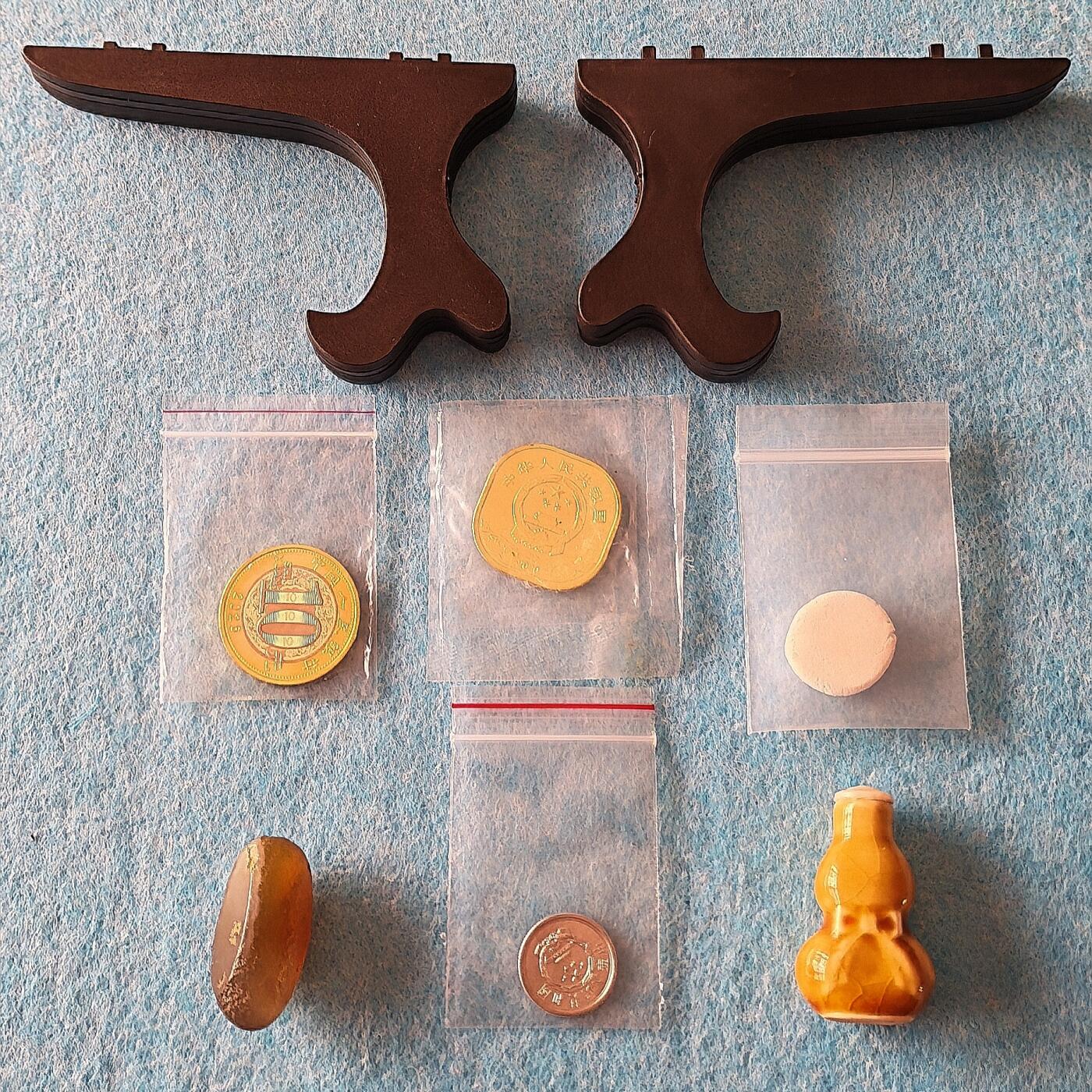 4月17日 🌏全球币章 泛品：大铜章支架2个（60-100㎜适用）+10元马年纪念币1枚+5元武夷山纪念币1枚+天然玛瑙石1枚+老式瓷药瓶1个+单面石膏玩具币1枚+2017年1分硬币1枚