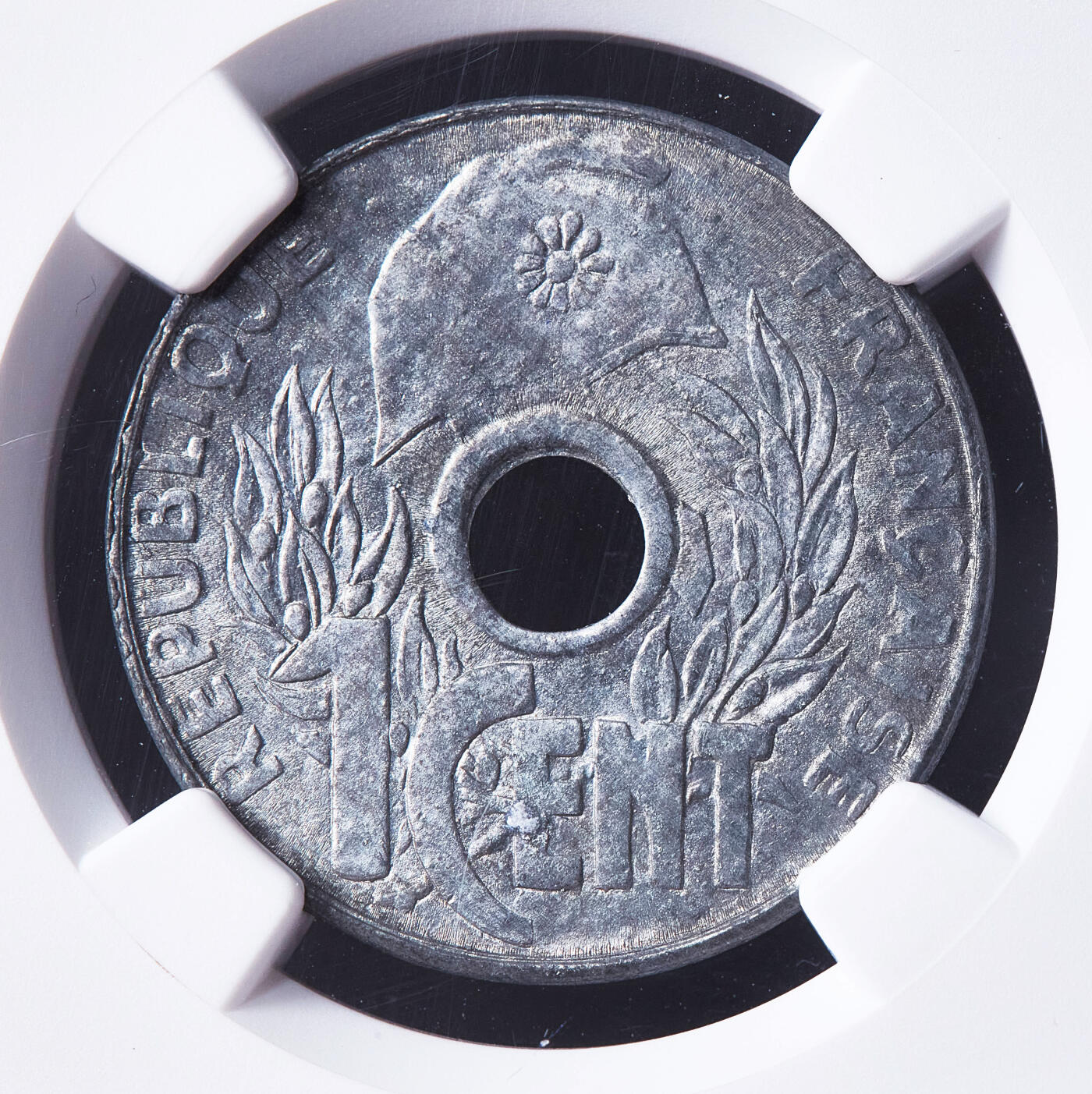 【俄甄集藏】满园春色-2026年(051)04-22星期三 晚 19:30 全场包邮 法属印度支那1941年帽圈版中孔1分锌币，NGC MS64，MS状态难得，底光犹存