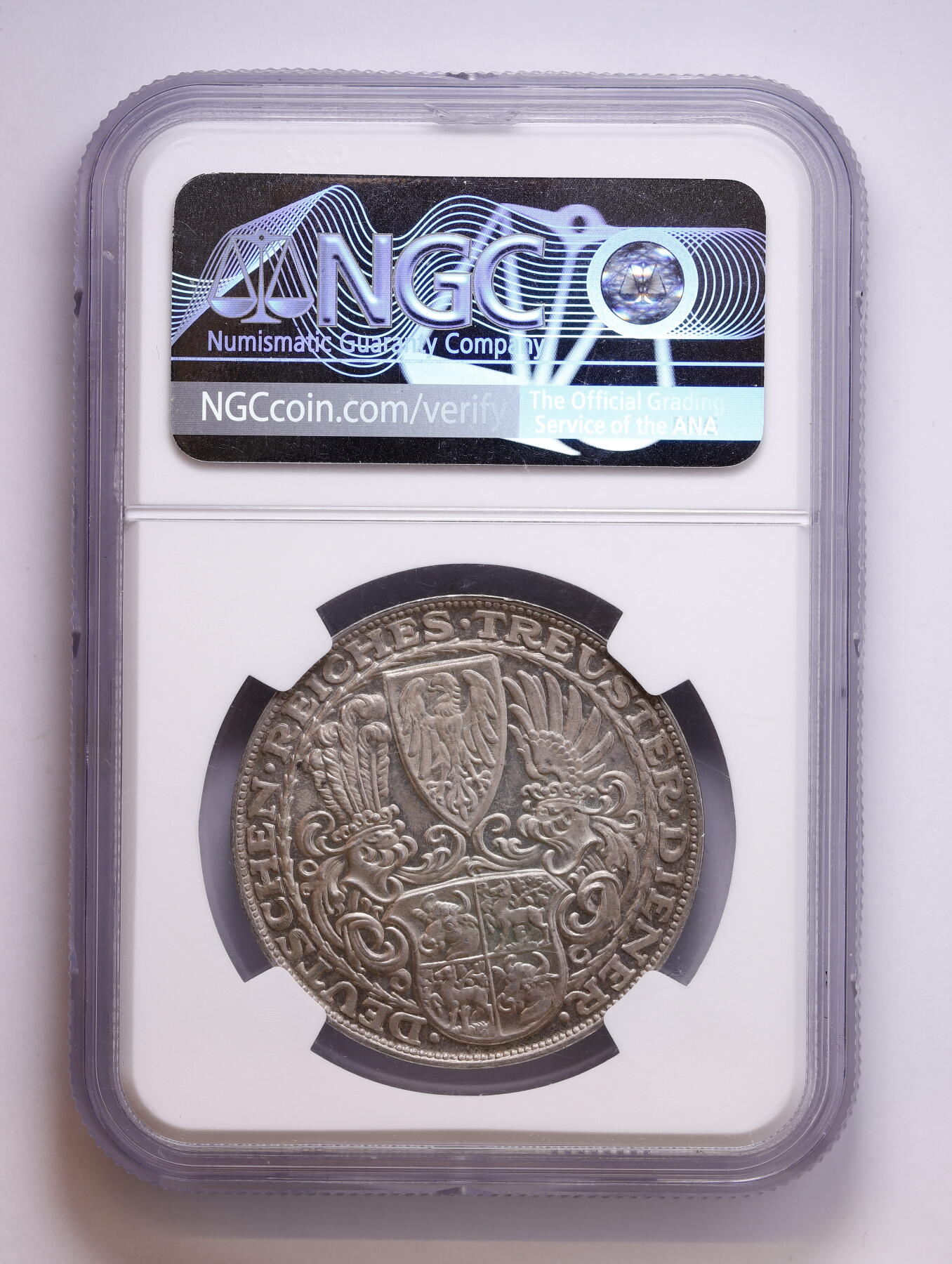 观钱 近现代机制币拍卖No.008（全场顺丰包邮，不区分偏远地区）  1927 年德国魏玛共和国 卡尔・戈茨（Karl Goetz）兴登堡总统 80 岁诞辰纪念银章（KIENAST-386） NGC MS63 淡粉包浆 传奇币章雕刻大师卡尔・戈茨（Karl Goetz）作品 盒子保护圈有磕，介意勿拍