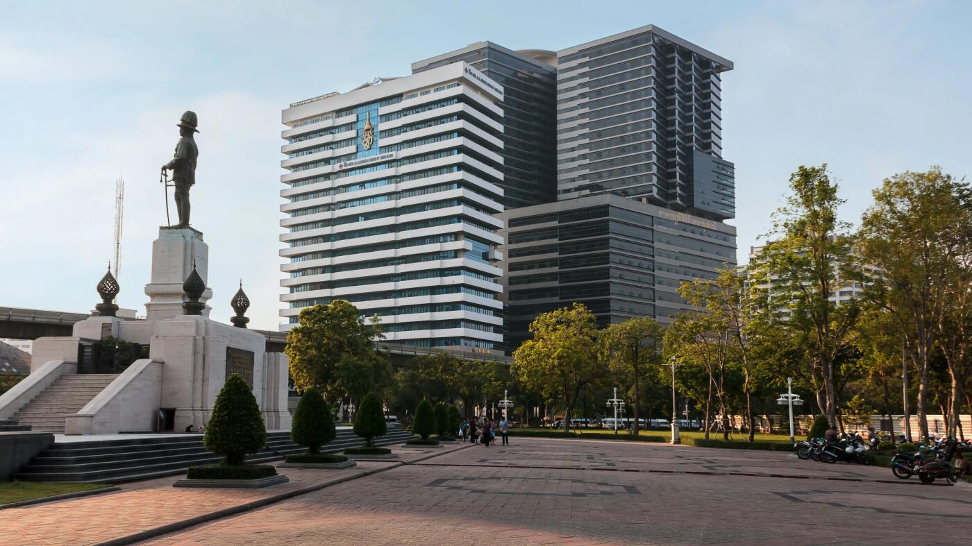 【俄甄集藏】满园春色-2026年(051)04-22星期三 晚 19:30 全场包邮 泰国1993年拉玛五世大帝头像纪念朱拉隆功医院发展历程造币厂纪念铜章，PCGS MS64RB，医院于1888年由拉玛五世建立，稀少品种