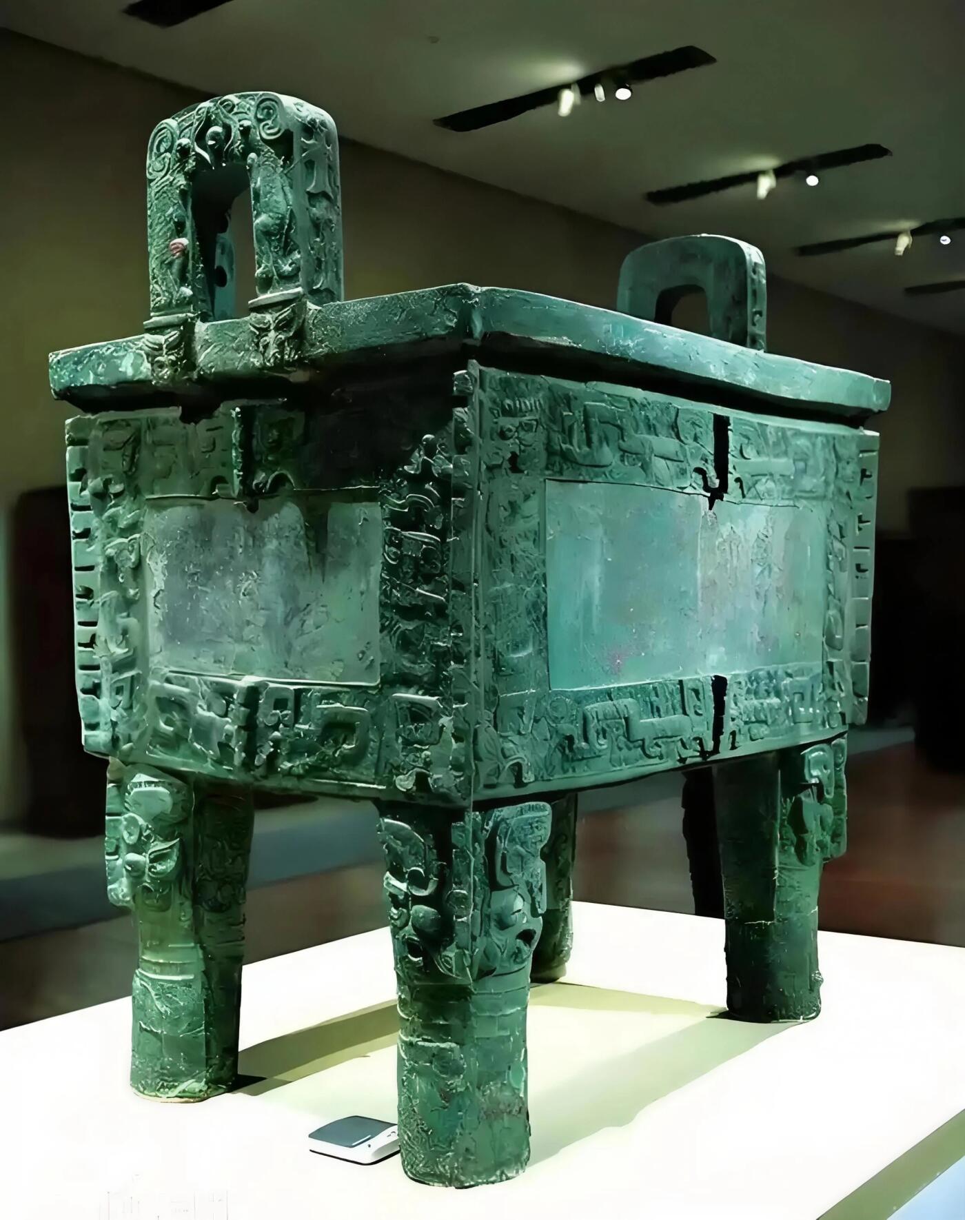 【俄甄集藏】满园春色-2026年(051)04-22星期三 晚 19:30 全场包邮 中国2001年湖南泰阳证券盎司精制大银章，信泰 PF61UC，后母戊鼎图案，立足历史，成就与天地，重5盎司，999银，直径：68mm