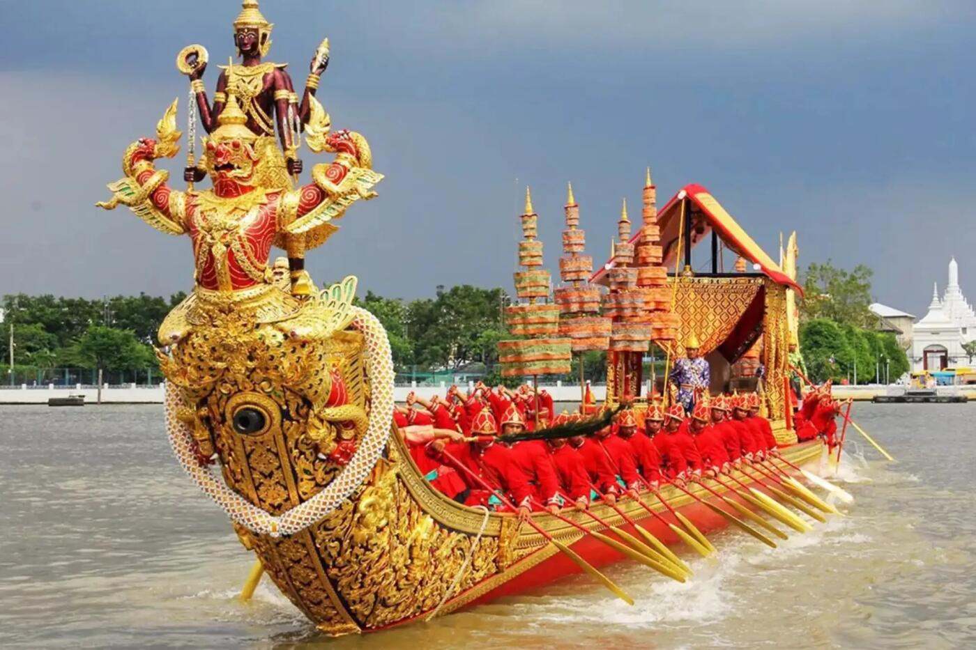 【俄甄集藏】满园春色-2026年(051)04-22星期三 晚 19:30 全场包邮 泰国1996年拉玛九世头像皇家驳船水上仪式造币厂纪念铜章，PCGS MS64RB，巧克力包浆，转光品相