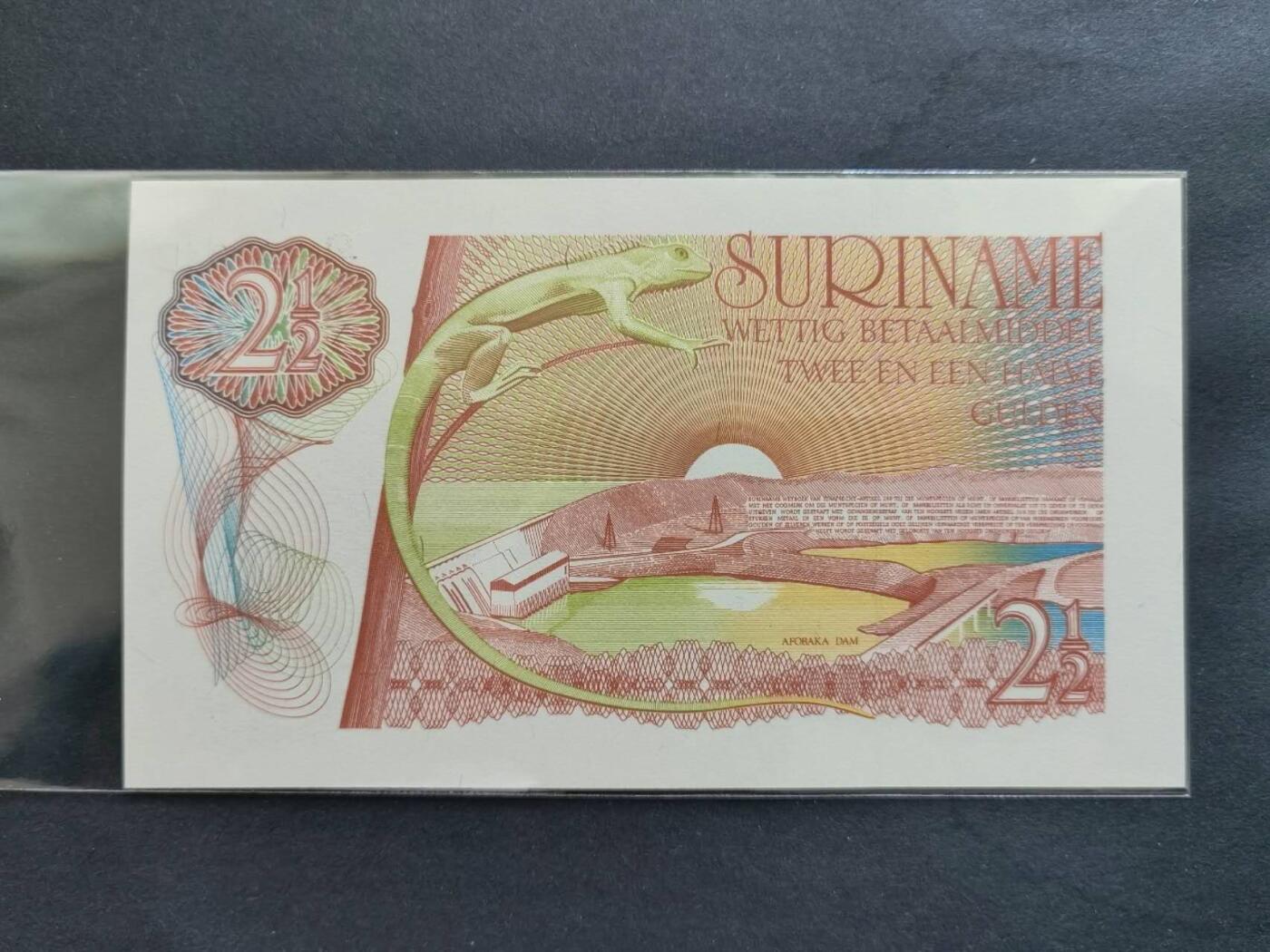 外国纸币专场260418场 1985年苏里南🇸🇷2.5盾，全新品相UNC。