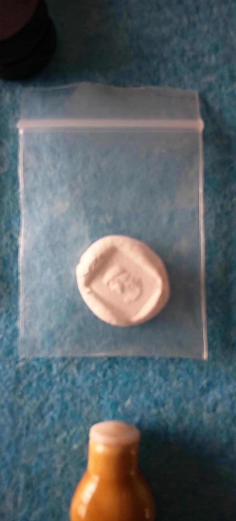 4月17日 🌏全球币章 泛品：大铜章支架2个（60-100㎜适用）+10元马年纪念币1枚+5元武夷山纪念币1枚+天然玛瑙石1枚+老式瓷药瓶1个+单面石膏玩具币1枚+2017年1分硬币1枚