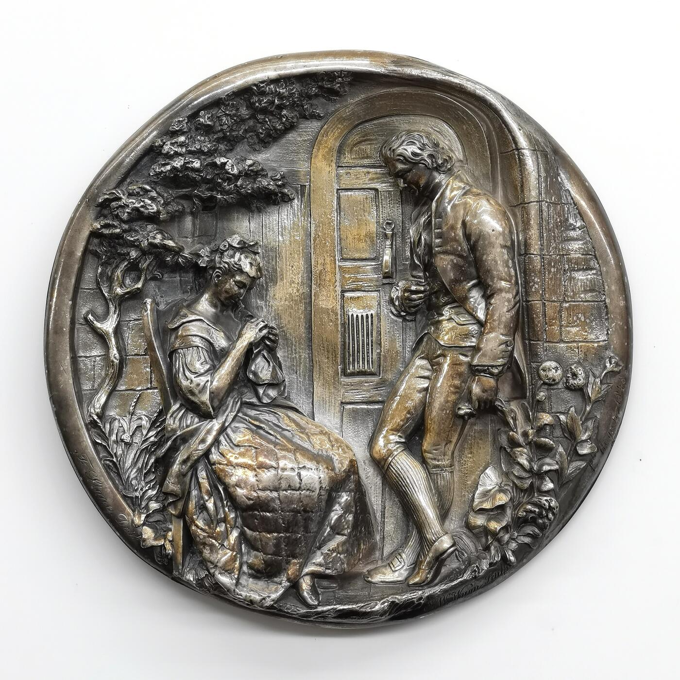 博洋堂世界钱币拍卖第168期（全场包邮） 单面镀银铜挂件，英国古典艺术，艺术章适合挂，也适合做摆件，年轻情侣示爱场景，带铭文