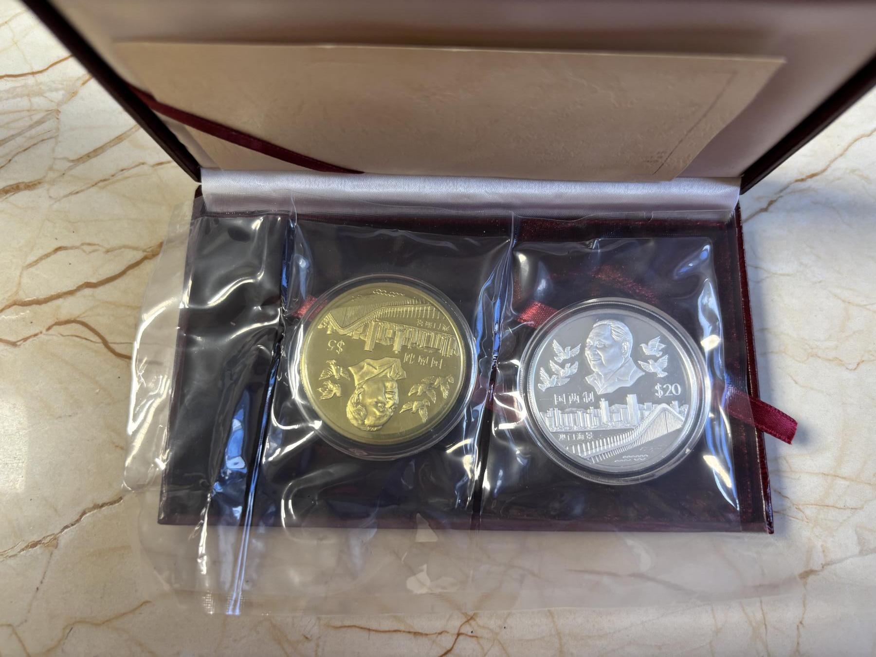 第197期拍卖 利比亚1998年20元和5元精制银铜币套 澳门回归中国 1盎司999银 发行量：5千套 盒证全 富兰克林造币厂代铸，银价584