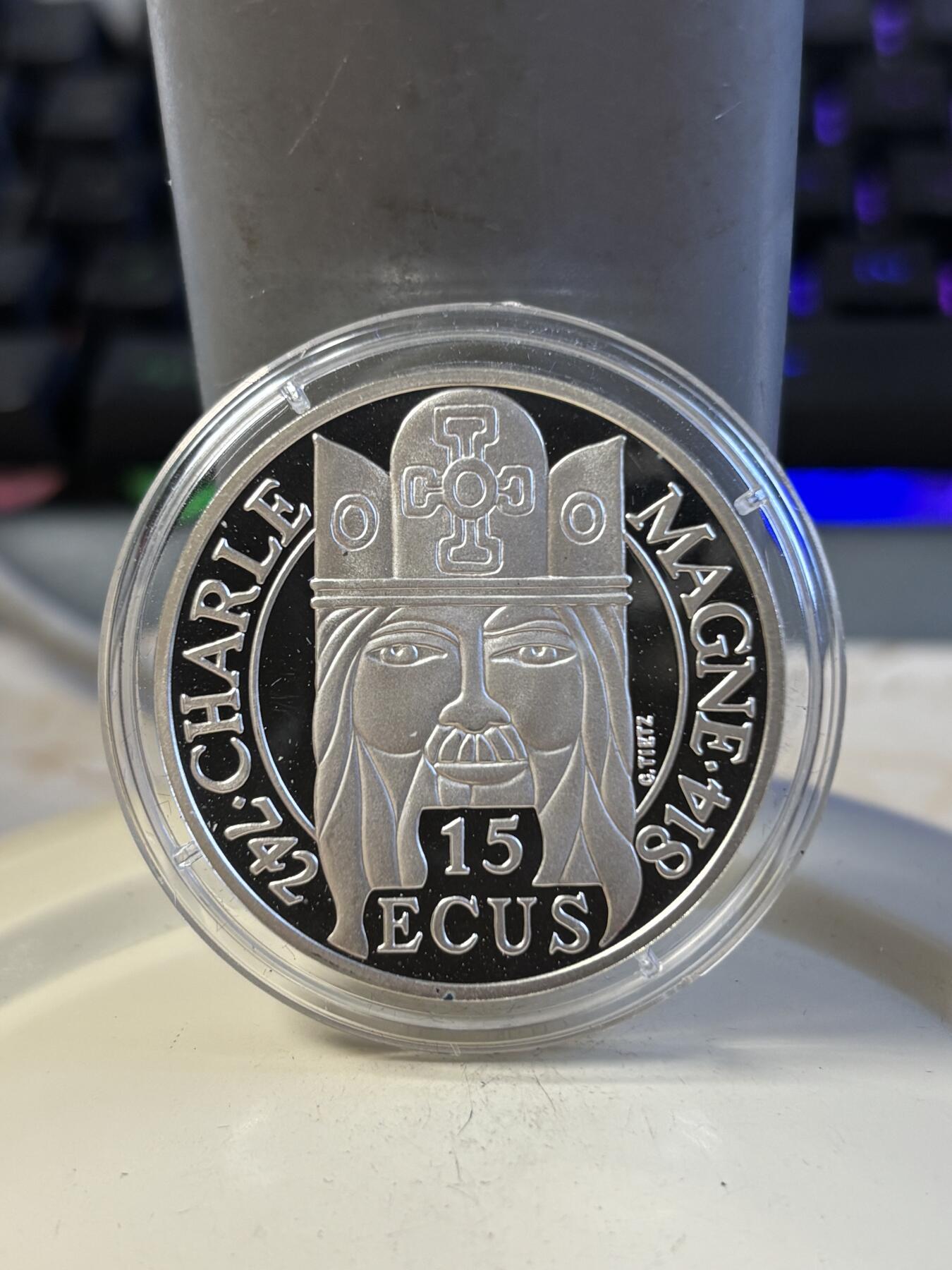 第197期拍卖 法国1990年100法郎精制银币 查理曼大帝 22.2克900银 发行量：3万 盒证全，盒子脱皮