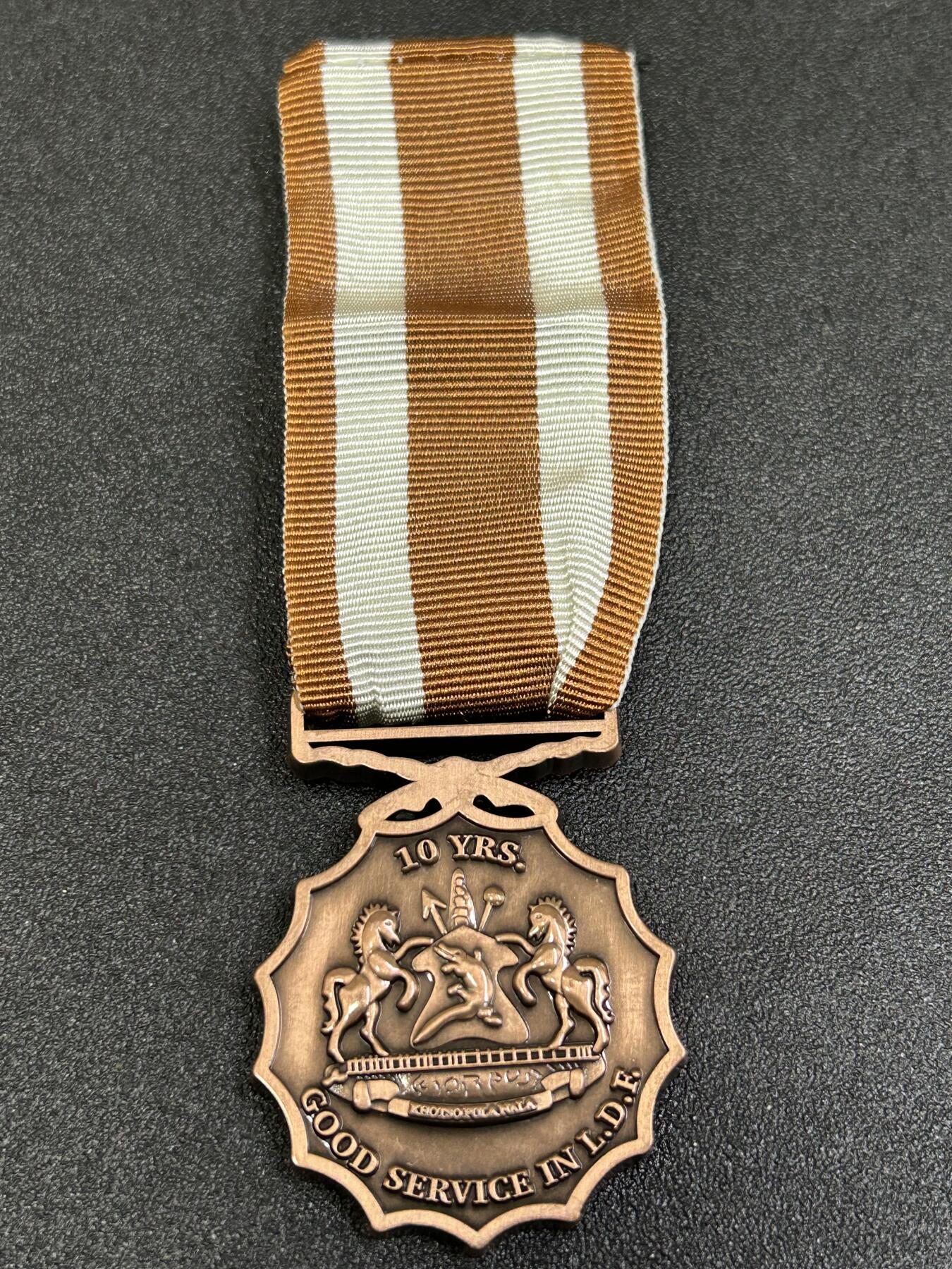 西秦中古拍卖第八十四期  莱索托王国铜级军事服役奖章 莱索托王国人口仅仅230万，军队更是少的可怜，仅有三千人余人 2号