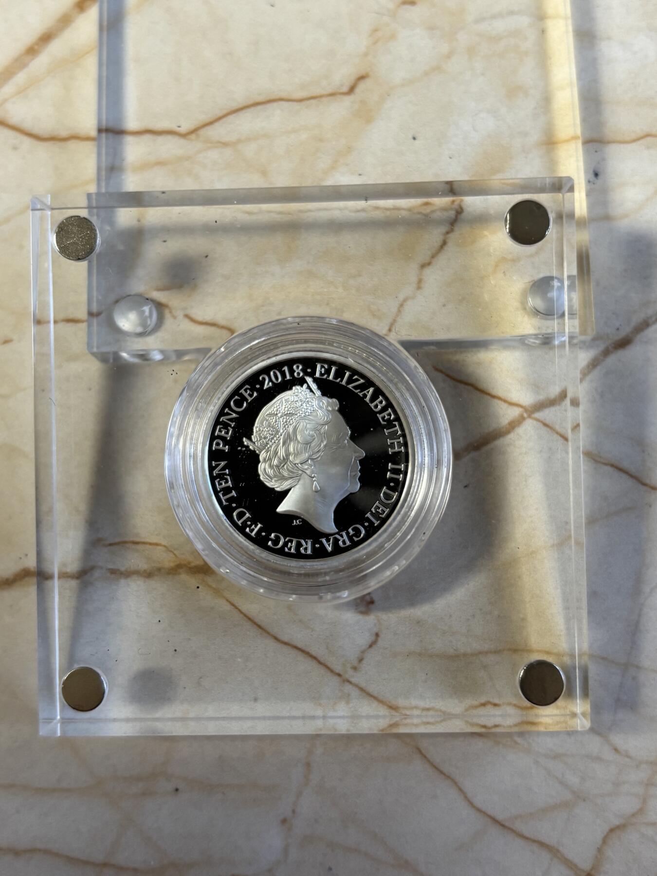 第197期拍卖 英国2018年10便士精制银币 26个字母系列-“U”字母 925银6.5克 发行量：2858 原盒