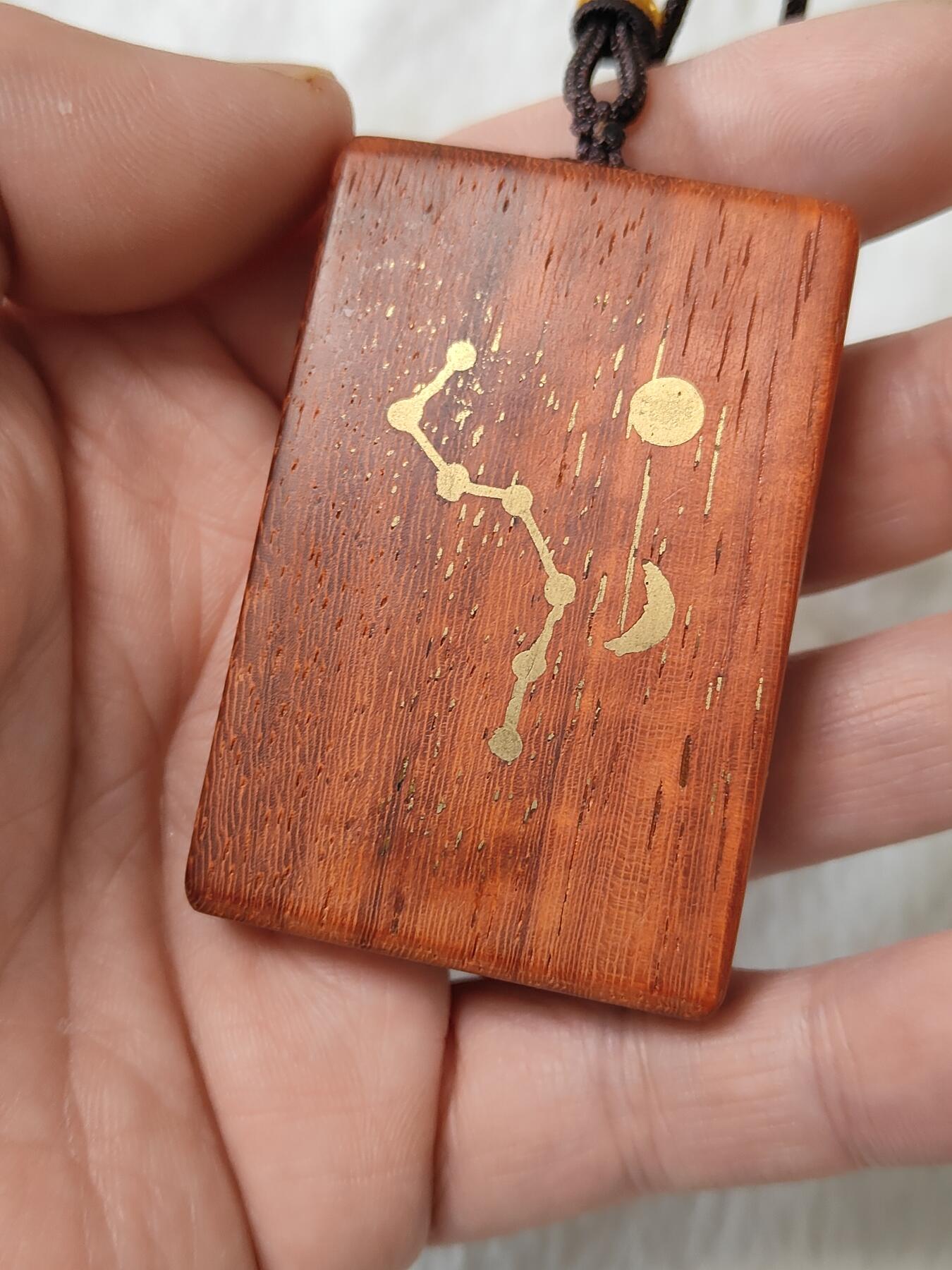 纯手工双面镶嵌红檀461牌子挂件，正面民俗山鬼古币真品，背北斗七星日月，原创手工作品仅此一件，按图发货一物一图，手工制作默认微瑕追求完美者慎，也可定制图案C113