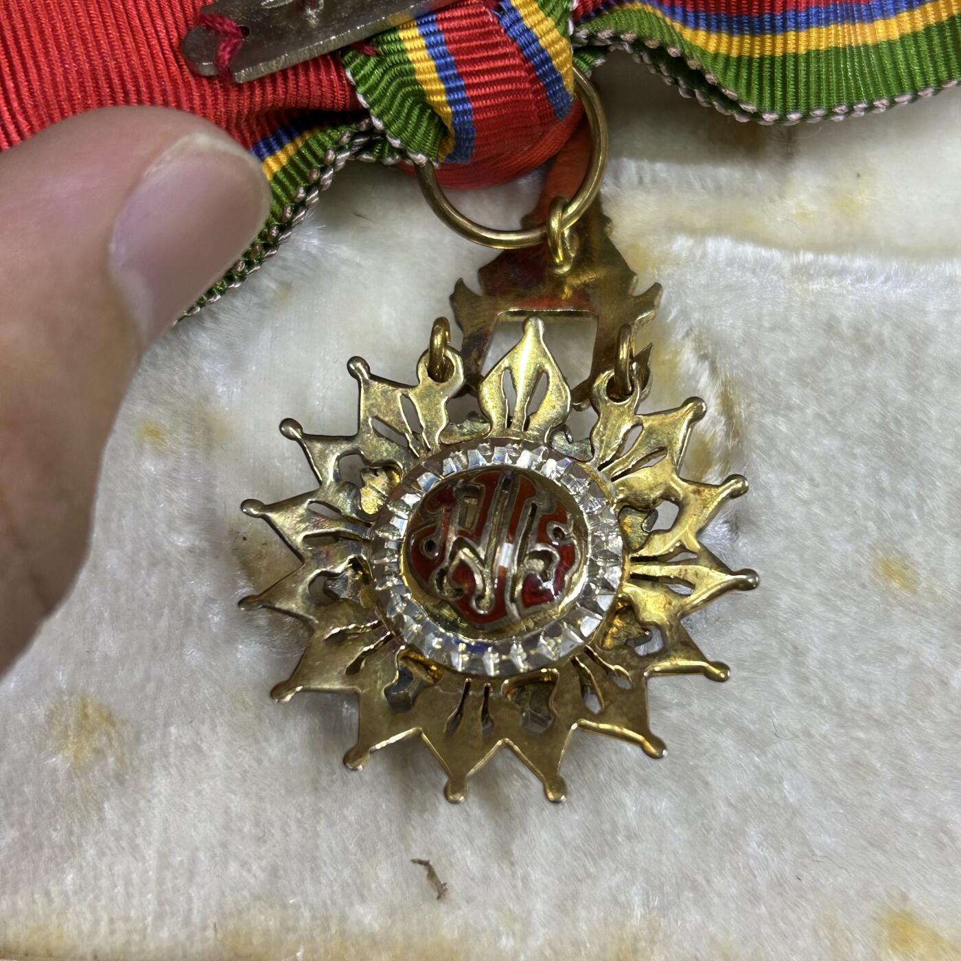 西秦中古拍卖第八十四期  泰国军官级白象勋章 银制有银标 带原盒