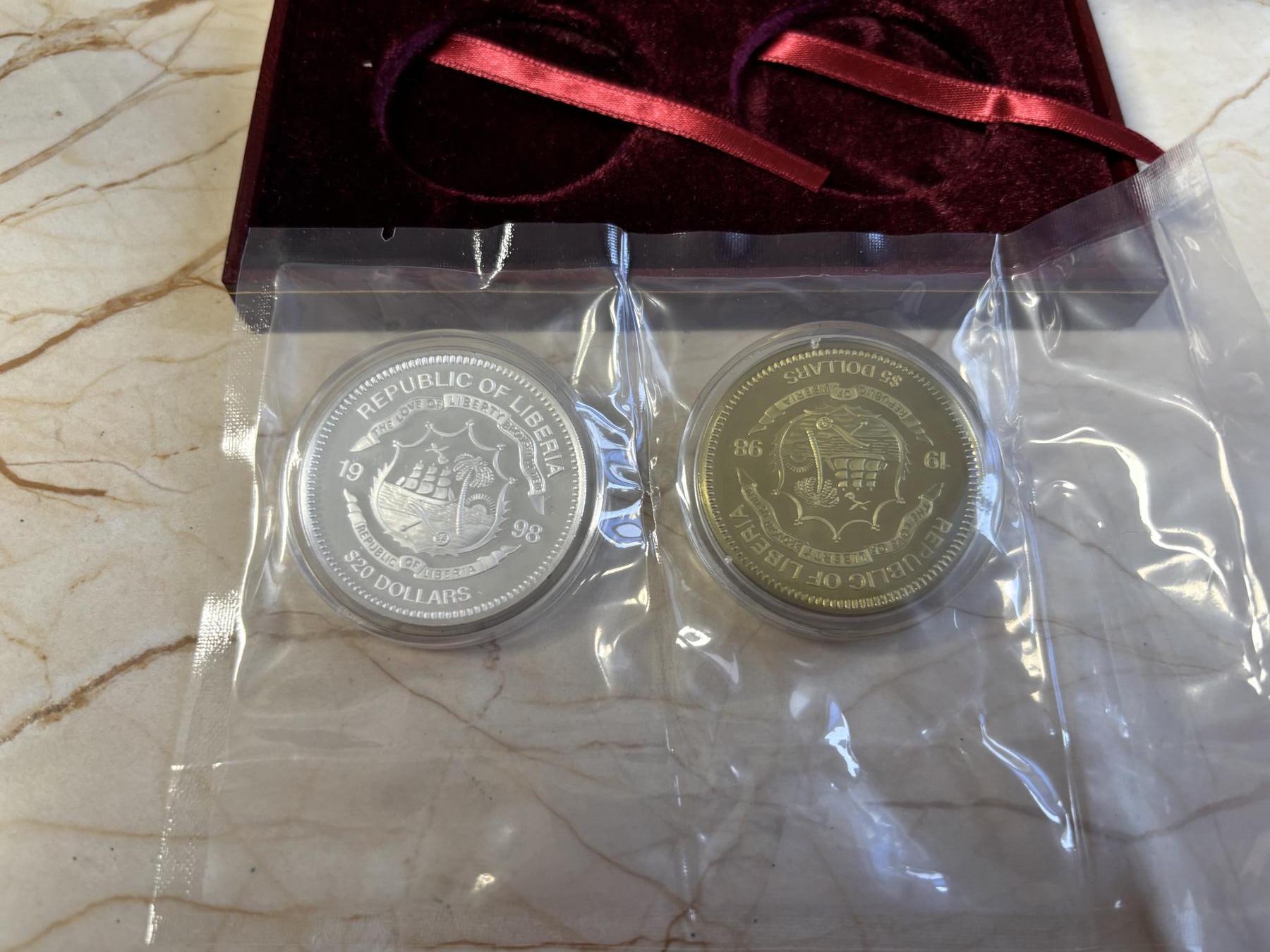 第197期拍卖 利比亚1998年20元和5元精制银铜币套 澳门回归中国 1盎司999银 发行量：5千套 盒证全 富兰克林造币厂代铸，银价584