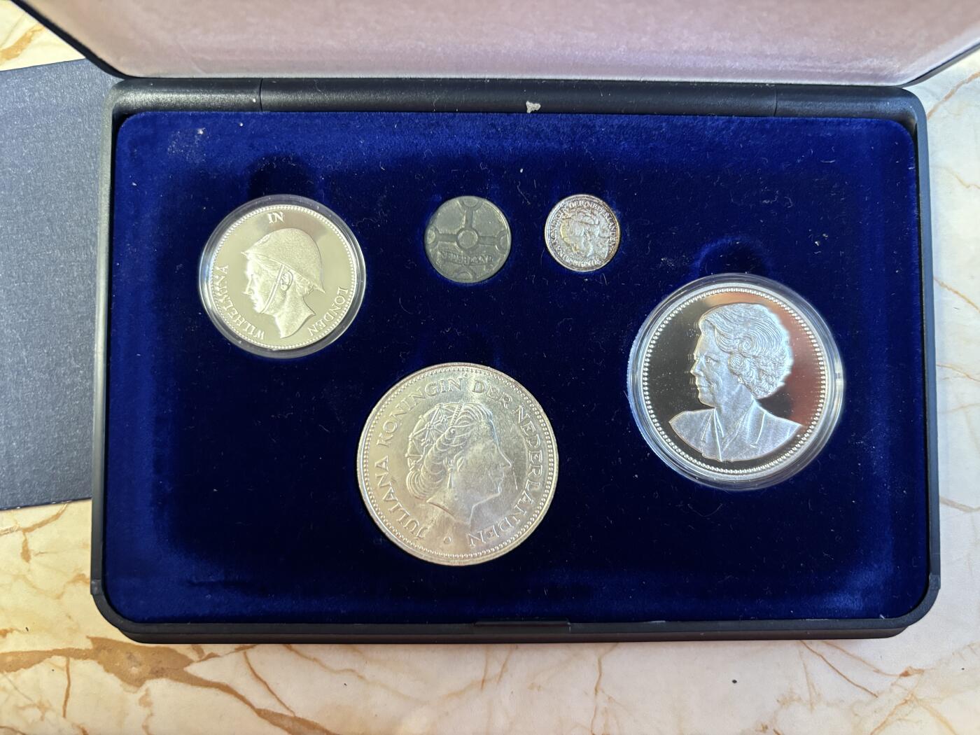 第197期拍卖 荷兰1995年二战胜利50周年币套 含一枚银章（925银25克）锌分币（1941-44)费城银币（1.4克640银,1944）1盾（720银10.2克，复刻1940）10盾（720银25克，1970）盒证全