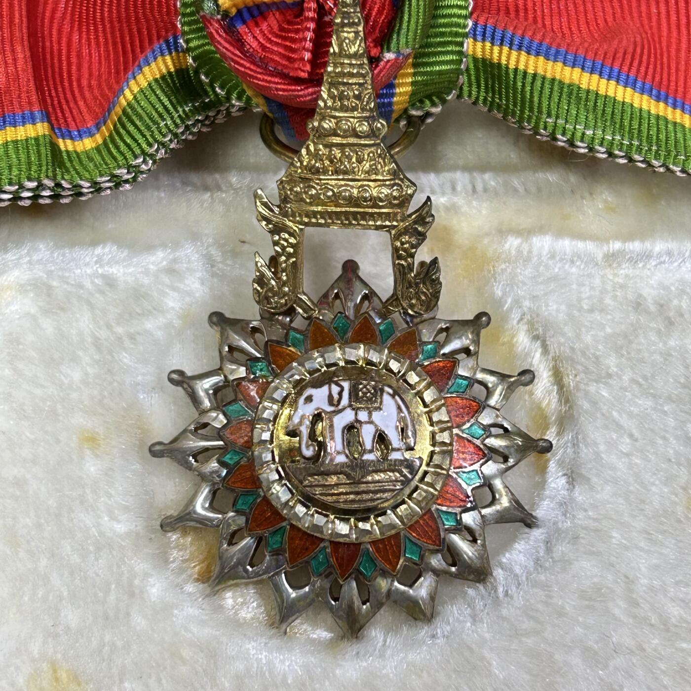 西秦中古拍卖第八十四期  泰国军官级白象勋章 银制有银标 带原盒