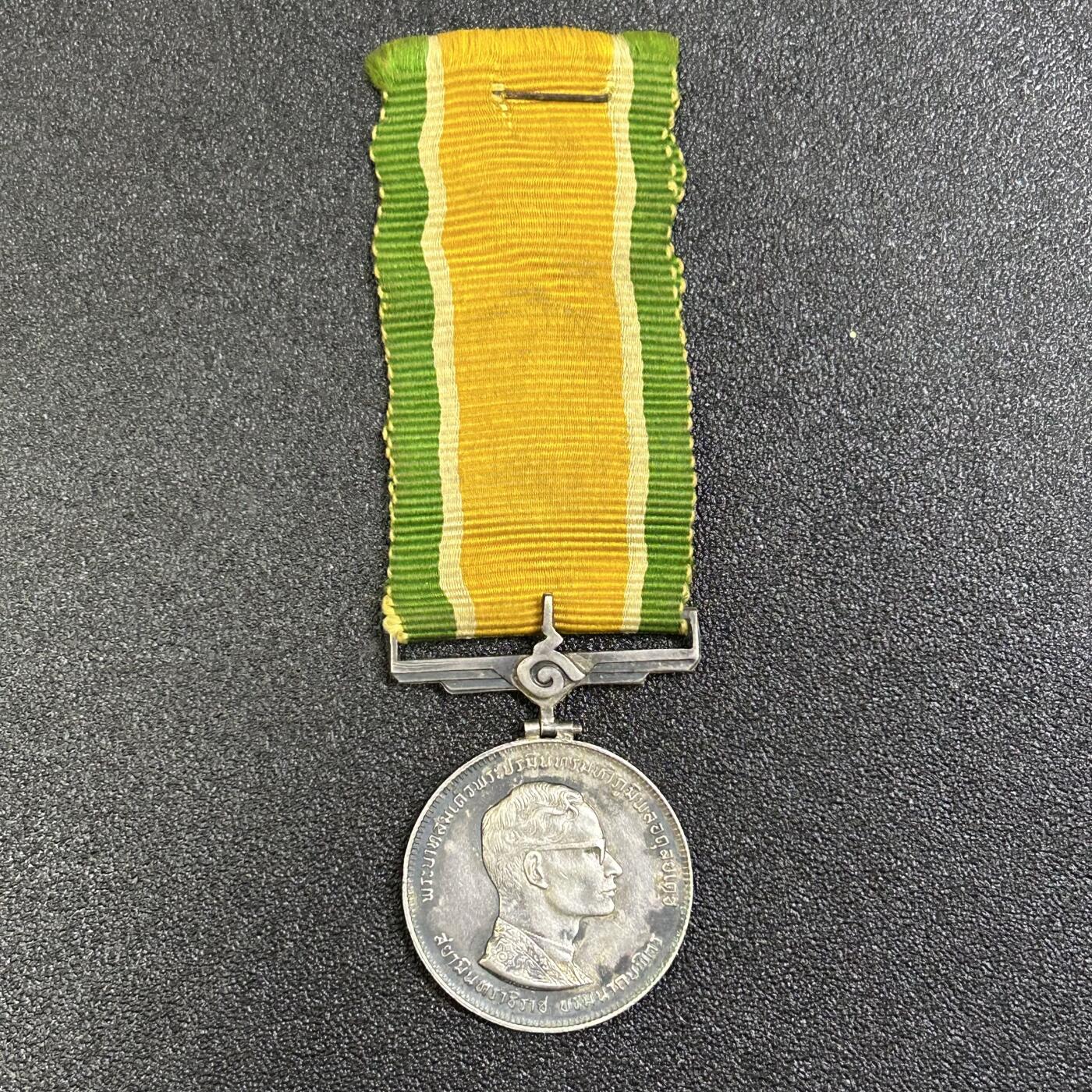 西秦中古拍卖第八十四期  泰国 泰皇拉玛九世普密蓬陛下登基银禧奖章 银制