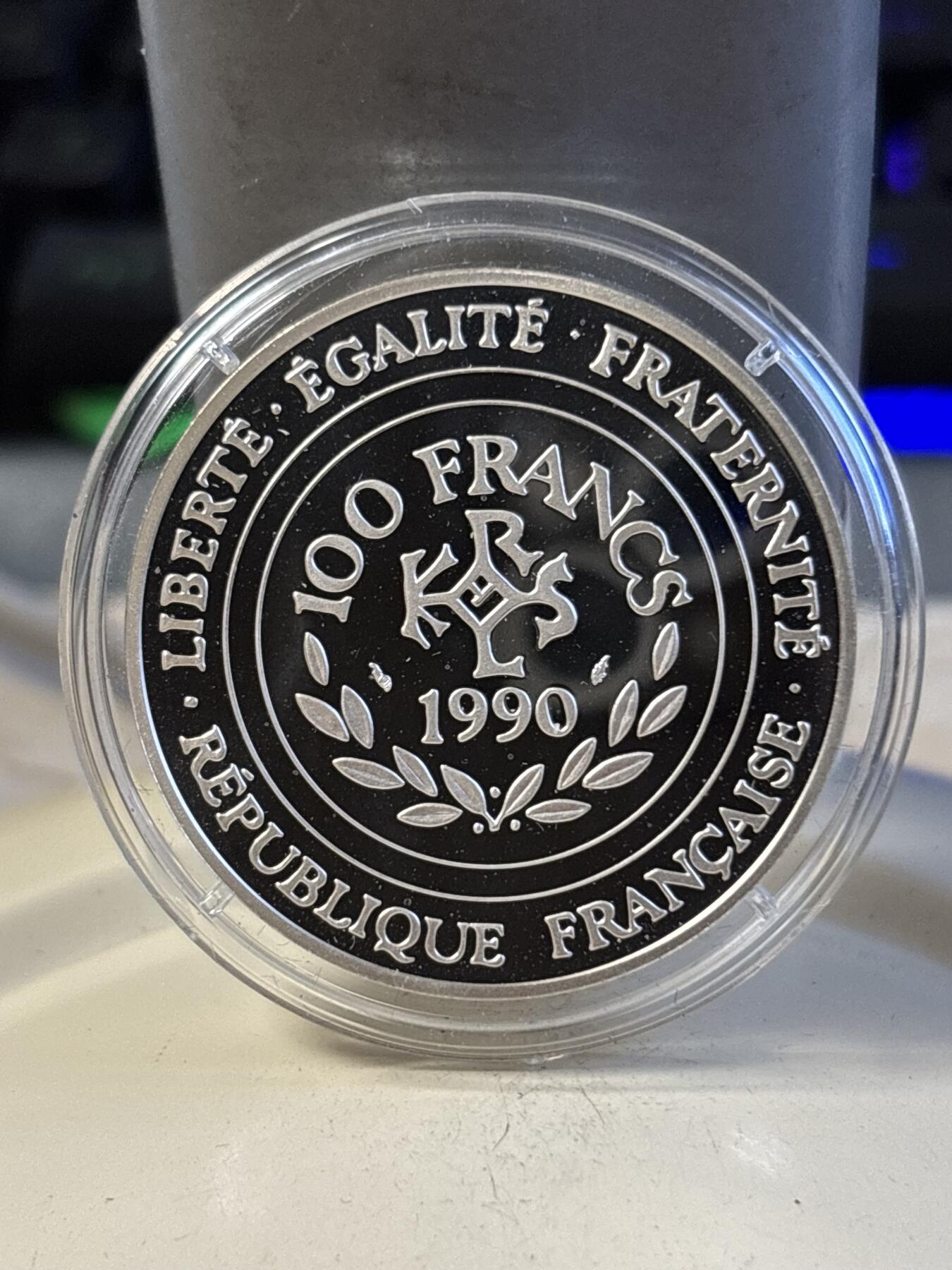 第197期拍卖 法国1990年100法郎精制银币 查理曼大帝 22.2克900银 发行量：3万 盒证全，盒子脱皮