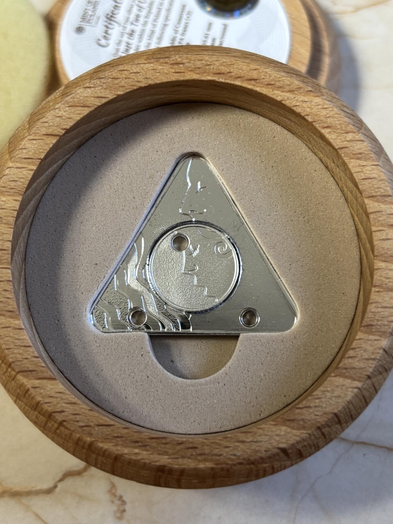 第197期拍卖 喀麦隆2018年500法郎2枚镶嵌吊坠精制银币套 只有你和我 （三角形和圆形） 10克+4克999银 发行量：969 盒证全