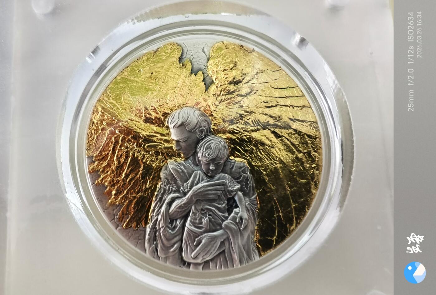 昊象达收藏银币拍卖第9场 喀麦隆炽天使银币，2025年，999银，2盎司，直径50mm，限量199枚。双面高浮雕工艺，正面圣母子像，背面猫头鹰，背面有金箔工艺，细节很精致，带原包装和证书。